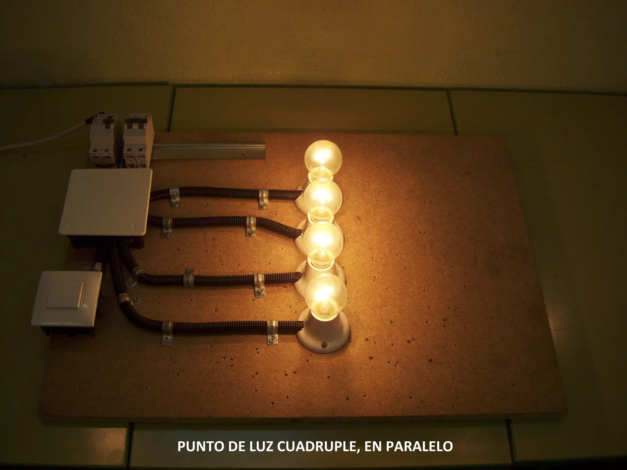 PUNTO DE LUZ CUADRUPLE, EN PARALELO   