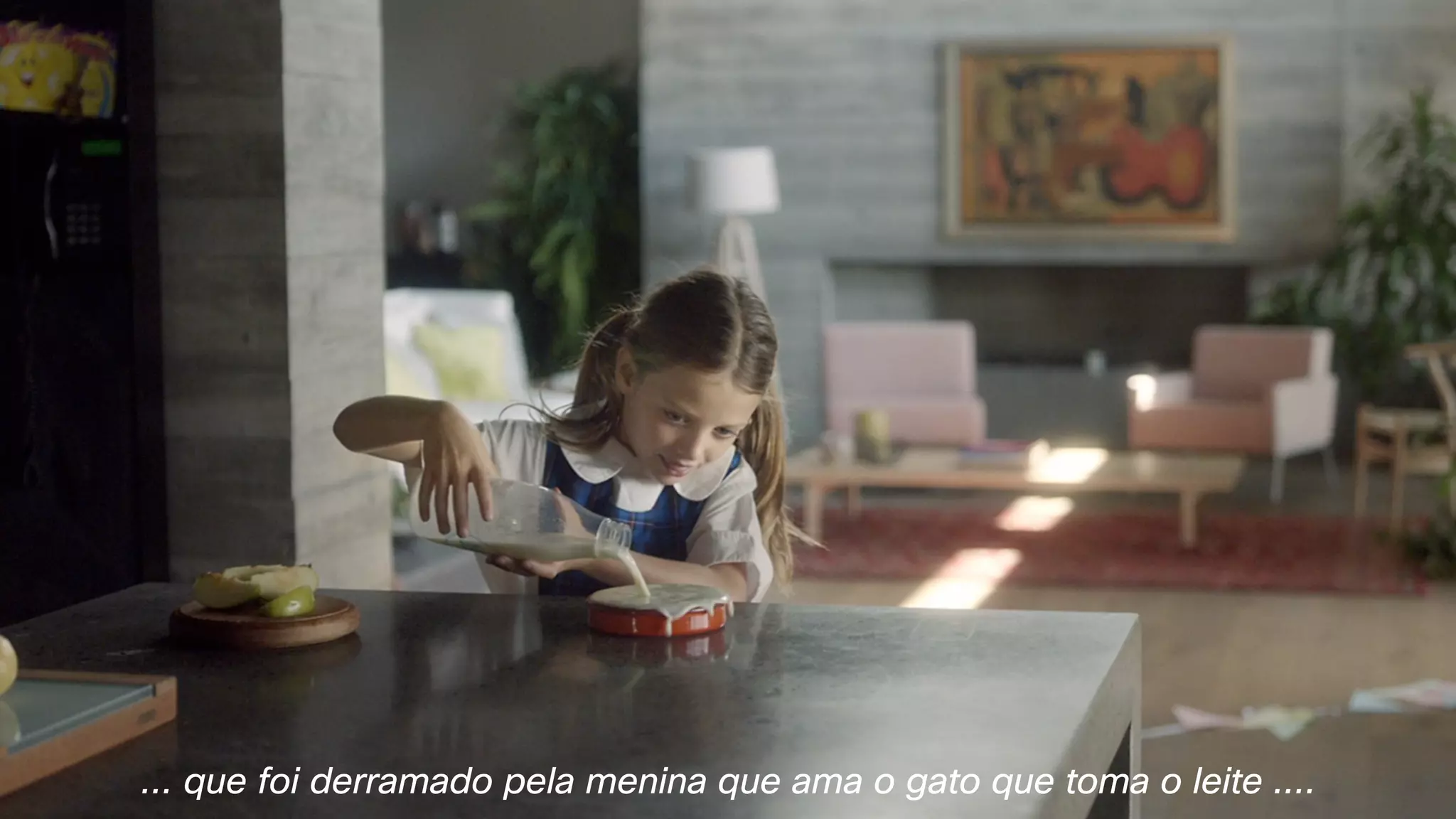 ... que foi derramado pela menina que ama o gato que toma o leite ....
 