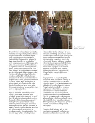 Robert Dankoff ve Nuran Tezcan yakın tarihte
bu haritayı bir kitap ile Türkçeye kazandırdılar.
Evliya bütün maharet ve cesaretine rağmen
Nil’in kaynağına gidememiş ama Modern
Sudan tarihinin dayandığı Func Sultanlığı’na
kadar ulaşabilmişti. Ben ise bu sultanlığın
tarihe karışmasından sonra Nil kaynağına daha
yakın yerlerde kurulmuş olan Umm Derman
ve İngilizler’in kurdukları Hartum şehirlerine
gittim. Tarihin deriniklerine ve oradan kalan
izlere bakarken geçmişte insanoğlunun mekan
seçerken daha başarılı olduğu müşahade edilir.
Nitekim artık birleşmiş ve hatta birbirinden
nereden ayrıldıkları bile pek belli olmayan
Umm Deman ile Hartum şehirlerini mukayese
ettiğimizde bu durumu gözlemlemek mümkün.
Üzerlerine mavi ve beyaz gelinlik giymiş iki
gelinin edasıyla Nil’in buluştuğu yere yakın
kurulan Umm Derman her ne kadar tarihi
dokusundan arındırılmış ise de gerçekten insanı
tarihe ve doğaya çekebiliyor.
Beyaz ve Mavi Nil’in buluştukları noktada
durunca insan, bütün saflıkları ile akan
nehirlerde adeta gelinliklerini giymiş “ya nasib”
diyen iki gelinin umutlarını gözlemleyebiliyor.
Etraftakilerin bütün ihtimamlarına rağmen
bu iki gelinin bakışlarının derinliklerinde
ailelerinin şartlarını, onları gelin etmeden ve
ederken yaşadıklarını, gelecekte kendilerini ve
ailelerini neyin beklediğinin kaygıları okunduğu
gibi Nil kenarından bölgenin tarihini ve
neredeyse geleceğini okumak mümkün. Evet
kim bilir Beyaz ve Mavi Nil neler gördüler,
neler yaşadılar? Etrafına yerleşen ve bir şeyler
sunmadan sürekli talep eden insanlara bakma
yükümlülüğünü asırlardır taşıyan Nil, bu yükün
ağırlığı ile aheste akmayı adet haline getirmiş.
Bütün azameti ve cömertliğine rağmen “biz
neler gördük” dercesine sükûnetini muhafaza
ediyor. Etrafını alıp götüren nehirlerden farklı
olarak etrafındakilere huzur veriyor. Tabii
zaman zaman coştuğunu da unutmamak
gerekiyor. Yaşayıp içine atmak zorunda
kaldıklarını gösterircesine coştuğunda bile
deltalara bereket, insanlara akıl vermeyi
hedefliyor.
Evliya Çelebi’nin 17. yüzyılda bugünkü
Sudanlıların ataları sayılan Func Sultanlığı’nı
ziyaretindeki müşahadelerinden çok farklı
bulmadım Sudan’ı. Gerçi ben Evliya Çelebi’den
yaklaşık üç-dörtyüz km. daha güneye gittim.
Ama geleneksel toplumlarda bu mesafenin
hiç bir anlamı yoktur. Binlerce kilometre
uzaklıklara kadar kültürel karakterlerini
ulaştırabilir ve yeni mekanlarda da hiç bir
değişiklik olmadan kültürlerini yaşatabilirler.
Evet, Nil üzerinde demir köprüler kurulmuş,
şehirlerde binalar yükselmiş ama hala Evliya’nın
bahsettiği iyilik akıyor Sudanlıların yüzünde.
Tabii ki görebilene. Zira dünya bunu görmüyor
olacak ki uzun zamandır ambargo altında
tuıtuluyorlar.
Potansiyel olarak gelişmeye açık bir ülke
olan Sudan cezanlandırıldı ve yıllardan beri
dünya ile olan ilişkileri sınırlandırıldı. Ülke
Sudan’da Üniversite
Rektörü ile birlikte
7
 