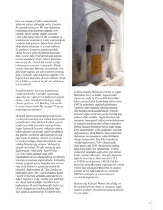 hem son cemaat yerinden çıkılmaktadır.
Şadırvanı yoktur, abdestliği vardır. Caminin
iki çeşmesi bulunuyor. İlki inşa kitabesinin
bulunduğu doğu kapısının sağında, sivri
kemerli, klasik üslupta yapılan çeşmedir.
Uzun yıllar harap vaziyette idi. Geçtiğimiz yıl
restorasyonu tamamlandı. Lakin restorasyonun
yapılması kafi gelmiyor. Bu eserlerin sürekli
takip altında tutulması ve kontrol edilmesi
de gerekiyor. Çeşmenin yan duvarındaki
yazılar bu esere gölge düşürmüş durumda.
İkinci çeşme, batı yönünde bulunan kapının
hemen solundadır. Onun hemen karşısında
hamam yer alır. Önemli bir mimari özeliği
bulunmayan mütevazı bir çeşmedir. Kitabe
yazıları silinmiştir. Bakımsız durumdadır. Ana
giriş kapısı sağında yer alan çeşmenin yanında,
güney yönünde üçüncü kapının sağında ve bu
kapının karşı köşesinde, duvarın dibinde olmak
üzere külliye çevresinde üç adet de sadaka taşı
bulunmaktadır.
Biz tarihi eserlerin korunup gözetilmesini
yetkili mercilerden bıkmadan usanmadan
talep ediyoruz. Lakin evvela halkımızın duyarlı
olması, evinin önündeki tarihi değere sahip
çıkması gerekmez mi?! Bu bilinç, farkındalık
mutlaka oluşturulmalı. Ne demişler? “Taşıma
suyla değirmen dönmez.”
Mehmed Ağa’nın caminin güneydoğusunda
yer alan tek sandukalı sade türbesi kesme taştan
inşa edilmiştir. Kare planlı ve kubbeli yapının
köşeleri yuvarlak sütunlarla yumuşatılmıştır.
Bugün badana ile boyanan mekânda vaktiyle
kalem işlerinin bulunduğu çeşitli kaynaklarda
dile getirilir. Cephenin sağ köşesinde mevcut
olan kemer izi eskiden caminin bu yönünde
bir revakın varlığını düşündürmektedir. Şair
Nakkaş Mustafa Ağa, vefatına “Mehmed’in
ide pür-nur kabrin ol Hadi” mısrası ile tarih
düşürmüştür. Vefat tarihi Hicri 999’dur.
(M.1590) Yakın zamana kadar çelik
payandalarla takviye edilen türbede an itibarıyla
restorasyon çalışması yapılmaktadır. Külliyenin
mimari programı içinde başından beri mevcut
olan tekke fonksiyon açısından camiyle bir
bütünlük oluşturmakta idi. Filiz Gündüz’ün
bildirdiğine göre “XIX. yüzyıl ortalarına kadar
Halvetî ve Bayramî tarikatları arasında birçok
defa el değiştiren tekke, kısa bir süre Kâdirîliğe,
son olarak da Halvetîliğin Sünbülî koluna
bağlanmıştır. İlk şeyhiYayabaşızâde Şeyh Hızır
Efendi olduğundan bazı kaynaklarda Hızır
İlyas adıyla da geçmektedir. Tekkenin ünlü
şeyhleri arasında Abdülmecid Sivâsî ve yeğeni
Abdülahad Nûri sayılabilir. Kapatılmadan
önceki son şeyhi ise Osman Râif Efendi’dir.”
Yakın zamana kadar duran ahşap tekke binası
1997’de yıktırılarak ortadan kaldırılmıştır.
Caminin kuzeybatısında bulunan hamam,
çifte hamam olarak tasarlanmıştır. Erkekler
kısmının kapısı üzerindeki on iki mısralık inşa
kitâbesi 1586 tarihlidir. Bugün hala faal olan
hamamın, Sarayağası Caddesi tarafında bulunan
ve sonradan yapılmış olan külhanı yanındaki
fabrika bacasına benzeyen büyük tuğla bacası,
1999 depreminden sonra yıkılmıştır. Caminin
doğusunda yer aldığı bilinen, fakat günümüze
ulaşmayan medresenin on odalı dârülhadis
olduğu rivayet edilir. Yine Filiz Gündüz’ün
verdiği bilgilere göre, “1894 depreminde
hasar gören yapı 1896 yılında tamir edilmiş,
daha sonra kadro dışı bırakılmıştır. 1918’de
muhacirler tarafından işgal edilen yapı zaman
içinde ortadan kalkmıştır.” Ana giriş kapısının
sağında meşrutası da bulunan cami 1743
ve 1938’de tamir görmüş, 1982’de Vakıflar
İdaresi’nce gerçekleştirilen onarımda son cemaat
yerinin bazı sütunları değiştirilmiş ve çatlayan
sütunlar demir halkalarla takviye edilmiştir.
1980’lerin sonunda ise son cemaat yeri
camekânla kapatılmıştır.
Mehmet Ağa Külliyesi, Mimar Davud Ağa’nın
ilk eserlerinden biri olması ve camisinin özgün
tasarımı sebebiyle Osmanlı mimarisinde önemli
bir yere sahip…
75
 