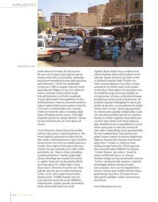 içinde sıkıntı ile kıvranan 30 milyon insan
bir yana salt Avrupa’ya kaçak gitmek uğruna
hayatını rehin eden ya da hedefine ulaşmadan
kaçakçıların ihtiraslarına kurban giden gençlerin
sayısı bilinmiyor. Tarihte bu topraklardan
Avrupa’ya ve ABD’ye insanlar zorla köle olarak
taşınmaktaydı. Değişen tek şey yine Afrika’nın
insanı ya kendine çizilmiş sınırlar içinde
köle gibi kalmakta ya da binbir meşakkatle
Avrupa ülkelerinden birine gidebilirse iki kere
köleleştirilmekte. Olumsuz ekonomik şartlarına
rağmen eğitime hayli yatırım yapılmış Sudan’da.
Üniversite ve yüksekokullar otuz civarında.
Üstelik bu kurumlar sadece Sudanlılara değil
bütün Afrikalılara hizmet veriyor. Tabii diğer
kıtalardan gelenler de istifade edebiliyor. Mesela
bu üniversitelerde pek çok Türk öğrenci de
okuyor.
Umm Derman’ın aksine Hartum’da sokaklar
nisbeten daha geniş ve düzenli görünüyor. Zira
burası İngilizler zamanında kendileri için bir
idari merkez olarak planlanmış. Fakat yoksulluk
hemen hemen her yerde aynı şekilde gösteriyor
kendini. Buna rağmen bizim tasavvurlarımıza
sokulan, her gün medyada servis edilen sefalet
görüntüleri yok. Hasta ve ölüme terkedilmiş
çocuklar görülmüyor. İnsanlar çıplak değil.
Aksine yoksulluğa inat insanlar boylu-poslu
ve sağlıklı. Yüzlerinde hiç bir gelişmiş ülkede
göremeyeceğiniz bir canlılık hakim. Hayat
aheste akıyor. Kimsenin bir acelesi yok. Hatta
kahvaltı saatı bile saat on-onbire ayarlanmış.
Çoluk, çocuk, erkek, kadın hemen herkes
hayatın içinde. Özellikle kadınlar pek çok
Arap ülkesinin aksine her yerde varlıklarını
hissettiriyorlar. Çarşıda, pazarda, üniversitede,
devlet dairelerinde hemen her yerde.
Ağırlıklı olarak erkekler beyaz renkleri tercih
ederken kadınlar daha renkli kıyafetleri tercih
ediyorlar. Kıyafet dediysem öyle farklı model
ve şekillerde kıyafetler değil. Erkekler için
bütün vücudu kaplayan uzun elbise ve bunu
tamamlayan bir türban (sarık) resmi kıyafeti
temsil ediyor. Buna rağmen Avrupai giyim tarzı
da erkeklerde yaygın durumda. Kadınlar ise
terzi görmemiş, tek parça renkli desenli kumaşı
kıyafetlerinin üstüne özenle yerleştiriyorlar. Bu
kıyafetleri dışardan bakıldığında bir takım gibi
görülse de gerçekte vucüda mahirane bir şekilde
sarılmış birer zırh gibi. Ancak çarşı-pazarlarda
bu örtünün altına giyildiği anlaşılan daha ziyade
Çin malı abiye kıyafetleri görmek de mümkün.
İnsanlar ile sohbet ettiğinizde kendi ülkelerinin
sorunları başta olmak üzere bütün dünya ile
ilgili olduklarını kolayca anlayabilirsiniz. Çeyrek
asırdır savaş içinde ve askeri bir yönetim ile
idare edilen Sudan elbette dünya gerçeklerinden
bir hayli uzaklaştırılmış. Fakat günümüzde
gelişen iletişim araçları bu durumu değiştirmeye
başlamış. İnsanlar artık dünyada olup bitenleri
takip ediyor. Türklere ve Türkiye’ye karşı
oldukça sempati besliyorlar. Öyle ki geçmişte
Mısır üzerinden idare edildikleri bir döneme
“Türkiye Dönemi” adı veriliyor. Ancak bu
dönem tarihlerinde bazı acı ve olumsuz
hatıraları olduğu için bazı entelektüeller döneme
“Türkiye” denilmesini bile istemiyor. Sudan’da
bulunduğum bilimsel aktiviteyi burada
konu etmedim. Zira o ayrı bir değerlendirme
konusu. Herkese ama özellikle farklı bir dünya
gözlemlemek isteyenlere, ilk fırsatta bir kere
daha gitmek istediğim, Sudan’ı ziyaret etmeyi
öneriyorum.
www.Zekeriyakursun.com
Sudan’dan bir sokak
sayı//23// haziran 8
 