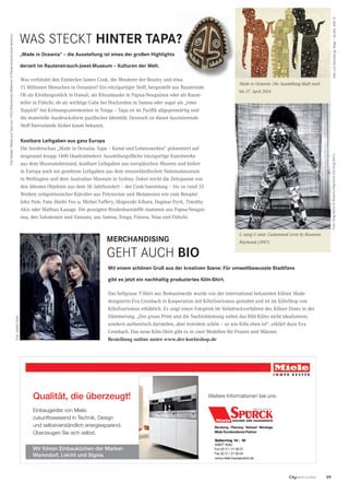 59CityNEWS 5/2013
Mit einem schönen Gruß aus der kreativen Szene: Für umweltbewusste Stadtfans
gibt es jetzt ein nachhaltig produziertes Köln-Shirt.
„Made in Oceania“ – die ausstellung ist eines der großen highlights
derzeit im rautenstrauch-Joest-Museum – Kulturen der Welt.
Weitere Informationen bei uns:
MIELE–H AUS
Salierring 14 - 16
50677 Köln
Einbaugeräte von Miele:
zukunftsweisend in Technik, Design
und selbstverständlich energiesparend.
Überzeugen Sie sich selbst.
Qualität, die überzeugt!
Wir führen Einbauküchen der Marken
Warendorf, Leicht und Signia
AZ_Miele_CN_5_2013_Layout 1 22.11.13 11:54 Seite 1
wAS SteCkt hInter taPa?
MerChanDISInG
GeHt AUCH BIO
Das hellgraue T-Shirt aus Biobaumwolle wurde von der international bekannten Kölner Mode-
designerin Eva Gronbach in Kooperation mit KölnTourismus gestaltet und ist im KölnShop von
KölnTourismus erhältlich. Es zeigt einen Fotoprint im Siebdruckverfahren des Kölner Doms in der
Dämmerung. „Der graue Print und die Nachtstimmung sollen das Bild Kölns nicht idealisieren,
sondern authentisch darstellen, aber trotzdem schön – so wie Köln eben ist“, erklärt dazu Eva
Gronbach. Das neue Köln-Shirt gibt es in zwei Modellen für Frauen und Männer.
Bestellung online unter www.der-koelnshop.de
Was verbindet den Entdecker James Cook, die Meuterer der Bounty und etwa
15 Millionen Menschen in Ozeanien? Ein einzigartiger Stoff, hergestellt aus Baumrinde.
Ob als Kleidungsstück in Hawaii, als Ritualmaske in Papua-Neuguinea oder als Raum-
teiler in Fidschi, ob als wichtige Gabe bei Hochzeiten in Samoa oder sogar als „roter
Teppich“ bei Krönungszeremonien in Tonga – Tapa ist im Pazifik allgegenwärtig und
die materielle Ausdrucksform pazifischer Identität. Dennoch ist dieser faszinierende
Stoff hierzulande bisher kaum bekannt.
Kostbare Leihgaben aus ganz europa
Die Sonderschau „Made in Oceania: Tapa – Kunst und Lebenswelten“ präsentiert auf
insgesamt knapp 1400 Quadratmetern Ausstellungsfläche einzigartige Kunstwerke
aus dem Museumsbestand, kostbare Leihgaben aus europäischen Museen und bisher
in Europa noch nie gesehene Leihgaben aus dem neuseeländischen Nationalmuseum
in Wellington und dem Australian Museum in Sydney. Dabei reicht die Zeitspanne von
den ältesten Objekten aus dem 18. Jahrhundert – der Cook-Sammlung – bis zu rund 35
Werken zeitgenössischer Künstler aus Polynesien und Melanesien wie zum Beispiel
John Pule, Fatu Akelei Feu�u, Michel Tuffery, Shigeyuki Kihara, Dagmar Dyck, Timothy
Akis oder Mathias Kauage. Die gezeigten Rindenbaststoffe stammen aus Papua-Neugui-
nea, den Salomonen und Vanuatu, aus Samoa, Tonga, Futuna, Niue und Fidschi.
G�nang G�near. Customised Levis by Rosanna
Raymond (1997)
Made in Oceania: Die Ausstellung läuft noch
bis 27. April 2014
Foto:StefanStark
Foto:GregSemu©rosannaraymondundGregSemu
FotoMaske:Maskeaustapa(vor1922)rheinischesBildarchiv©rautenstrauch-Joest-Museum
IdeeundGestaltung:lange+durach,köln©
„Made in Oceania“ – die ausstellung ist eines der großen highlights
hInter taPa?
 