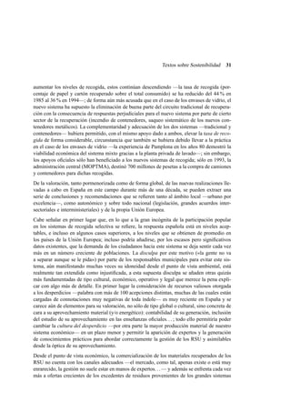Textos sobre Sostenibilidad

31

aumentar los niveles de recogida, estos continúan descendiendo —la tasa de recogida (porcentaje de papel y cartón recuperado sobre el total consumido) se ha reducido del 44 % en
1985 al 36 % en 1994—; de forma aún más acusada que en el caso de los envases de vidrio, el
nuevo sistema ha supuesto la eliminación de buena parte del circuito tradicional de recuperación con la consecuencia de respuestas perjudiciales para el nuevo sistema por parte de cierto
sector de la recuperación (incendio de contenedores, saqueo sistemático de los nuevos contenedores metálicos). La complementaridad y adecuación de los dos sistemas —tradicional y
contenedores— hubiera permitido, con el mismo apoyo dado a ambos, elevar la tasa de recogida de forma considerable, circunstancia que también se hubiera debido llevar a la práctica
en el caso de los envases de vidrio —la experiencia de Pamplona en los años 80 demostró la
viabilidad económica del sistema mixto gracias a la planta privada de lavado—; sin embargo,
los apoyos oﬁciales sólo han beneﬁciado a los nuevos sistemas de recogida; sólo en 1993, la
administración central (MOPTMA), destinó 700 millones de pesetas a la compra de camiones
y contenedores para dichas recogidas.
De la valoración, tanto pormenorizada como de forma global, de las nuevas realizaciones llevadas a cabo en España en este campo durante más de una década, se pueden extraer una
serie de conclusiones y recomendaciones que se reﬁeren tanto al ámbito local —urbano por
excelencia—, como autonómico y sobre todo nacional (legislación, grandes acuerdos intersectoriales e interministeriales) y de la propia Unión Europea.
Cabe señalar en primer lugar que, en lo que a la gran incógnita de la participación popular
en los sistemas de recogida selectiva se reﬁere, la respuesta española está en niveles aceptables, e incluso en algunos casos superiores, a los niveles que se obtienen de promedio en
los países de la Unión Europea; incluso podría añadirse, por los escasos pero signiﬁcativos
datos existentes, que la demanda de los ciudadanos hacia este sistema se deja sentir cada vez
más en un número creciente de poblaciones. La disculpa por este motivo («la gente no va
a separar aunque se le pida») por parte de los responsables municipales para evitar este sistema, aún manifestando muchas veces su idoneidad desde el punto de vista ambiental, está
realmente tan extendida como injustiﬁcada, a esta supuesta disculpa se añaden otras quizás
más fundamentadas de tipo cultural, económico, operativo y legal que merece la pena explicar con algo más de detalle. En primer lugar la consideración de recursos valiosos otorgada
a los desperdicios —palabra con más de 100 acepciones distintas, muchas de las cuales están
cargadas de connotaciones muy negativas de toda índole— es muy reciente en España y se
carece aún de elementos para su valoración, no sólo de tipo global o cultural, sino concreta de
cara a su aprovechamiento material (y/o energético): contabilidad de su generación, inclusión
del estudio de su aprovechamiento en las enseñanzas oﬁciales. . . ; todo ello permitiría poder
cambiar la cultura del desperdicio —por otra parte la mayor producción material de nuestro
sistema económico— en un plazo menor y permitir la aparición de expertos y la generación
de conocimientos prácticos para abordar correctamente la gestión de los RSU y asimilables
desde la óptica de su aprovechamiento.
Desde el punto de vista económico, la comercialización de los materiales recuperados de los
RSU no cuenta con los canales adecuados —el mercado, como tal, apenas existe o está muy
enrarecido, la gestión no suele estar en manos de expertos. . . — y además se enfrenta cada vez
más a ofertas crecientes de los excedentes de residuos provenientes de los grandes sistemas

 