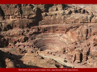 Este  teatro, de  estilo  greco-romano,  tenia  capacidad para 4 . 000 espectadores . 