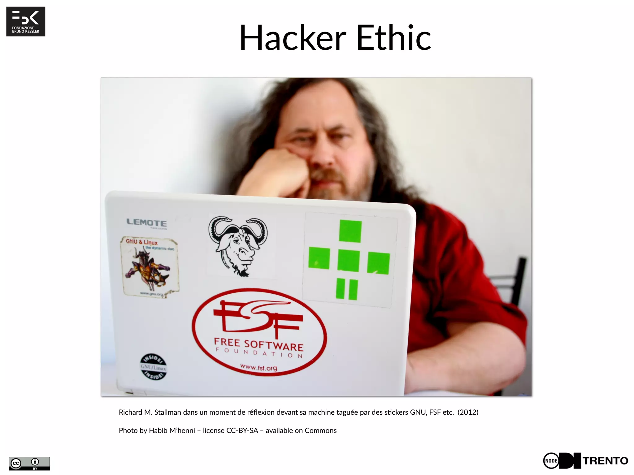 Hacker Ethic
Richard M. Stallman dans un moment de réflexion devant sa machine taguée par des stickers GNU, FSF etc. (2012)
Photo by Habib M’henni – license CC-BY-SA – available on Commons
 