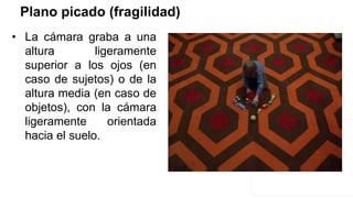 Plano picado (fragilidad)
• La cámara graba a una
altura ligeramente
superior a los ojos (en
caso de sujetos) o de la
altura media (en caso de
objetos), con la cámara
ligeramente orientada
hacia el suelo.
 
