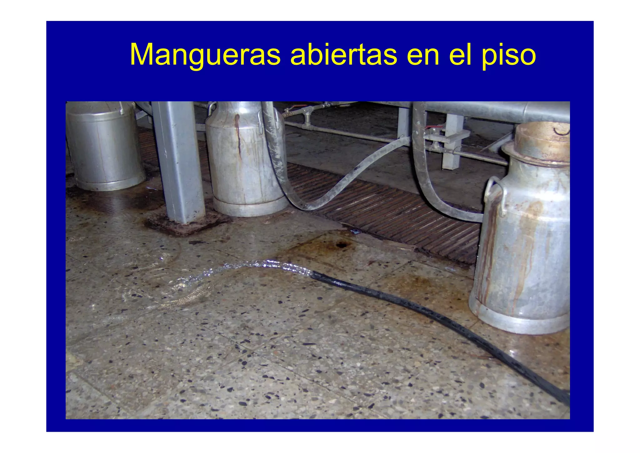 Mangueras abiertas en el piso
 