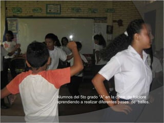 Alumnos del 5to grado “A” en la clase  de folclore  aprendiendo a realizar diferentes pases  de  bailes. 