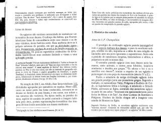 18 CLAUDE TRATJNECKER
Determinados rituais começam por terríveis ameaças ao leitor que
revele o conteúdo aos profanos: o indiscreto que divulgasse o ritual
osiriano 'fim da obra' "será massacrado", diz o autor do papiro^ Salt
825. Há, pois, deuses e mitos cujo conhecimento se reservaVa aos
manipuladores admitidos.
Listas de deuses
Os egípcios não sentiram necessidade de estabelecer um
inventário de seus deuses. O esforço dos hititas, que fizeram
laboriosas listas de concordância entre seus deuses e os de
seus vizinhos, devia fazê-los sorrir. Essa ausência deve-se à
própria natureza do panteão, em que aâ_divindades_apai£r_
cem, desaparecem, mudamjieuaoiae_ê_dejí:uriç.ão-se.gundo as
circunstâncias^ Os poucos repertórios conhecidos de divin-
dades inscrevem-se num contexto limitado e visam a uma
aplicação precisa.
A tumba do Ramsés VI 6 um monumento dedicandoa "todos os deuses do
Dual" (Mundo Inferior), para que o rei "faça um novo inventário a fim de
renovar seus nomes". A essas espécies de Bottins dos infernos corres-
pondem os Who is who dos cultos, que são os manuais de geografia reli-
giosa (o Livro do Fayiim, o papiro geográfico de Brooklyn, o papiro
Jumilhac). A finalidade desses documentos era expor os elementos teoló-
gicos, fortalecendo os deuses locais nas funções universais e, por conse-
guinte, ritualmente eficazes (verpp. 25-26 e 118).
No templo de Séti I, em Abido, duas listas totalizam 113.
divindades agrupadaspor santuários ou capelas. Neste caso,
como na maior parte das listas conhecidas, invocam-se os
deuses no âmbito de uma litania, e seu nome, sua ordem e
sua natureza são variáveis. Na época tardia, as paredes do
nãos, espécie de armário de pedra contendo a imagem habi-
tada pelo deus, portam representações-inventários das ima-
gens divinas locais associadas aos deuses residentes.
! Designaçãoda lista telefónica anual francesa. [N. do T.]
OS DEUSES DO EGITO 19
Essas listas são muito próximas dos inventários das estátuas divinas gra-
vados nas paredes das criptas dos templos de Tod e de Denderah. A gran-
de lista de divindadesque se estende pelas paredes do santuário do templo
de Arnon de Híbis, no oásis de Kharga, é um inventário de imagens divi-
nas, veneradasnos grandes centros de culto, agrupadas pelo nomo, e não
um quadroda composição do panteão egípcio.
2, Histórico dos estudos
Antes de J.-F. Champollion
O prestígio da civilização egípcia parecia incompatível
com o aspecto bárbaro dos deuses, e para os escritores anti-
gos, cristãos ou não, impunha-se a ideia de uma religião de
iniciados ante um povo ignorante e supersticioso. Seria esta
a posição de numerosos exegetas, historiadores e sábios, e
perpetuou-se até os nossos dias.
O estranho panteão egípcio com seus deuses meio hu-
manos, meio animais, e outros seres híbridos, inspirava
zombarias e desdém aos gregos. "Tu adoras o boi e eu o
sacrifico aos deuses55} ironiza a respeito de um egípcio o
personagem de uma peça de Anaxandride (século IV a.C.).
Porém a sabedoria da antiga civilização egípcia tinha
um grande prestígiojunto aos pensadores gregos. Segundoa
tradição, os matemáticos Tales, Pitágoras e Eudóxio de Cni-
do, os legisladores Sólon e Licurgo, e sobretudo o filósofo
Platão, estiveram no Egito, extraindo dos sacerdotes egípci-
os parte de seu saber. "Interessei-me apaixonadamente pelos
livros de Hórus e de fsis", faz dizer Luciano de Samósata a
Pitágoras. Diodoro da Sicília chegou até a imaginar uma
estadia de Homero no Egito.
Segundo Diodoro da Sicília, os sacerdotes egípcios ensinavam uma
"doutrina secreta". Clemente de Alexandria admite que, por trás "do
monstro que se espoja num tapete púrpuro", os egípcios "só dão a conhe-
 