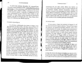 40 CLAUDB TRAUNECKER
OS DEUSES DO EGITO 41
A escola dita moderna desconfiou do comparativismo.
De acordo com H. Frankfort (1948), a mais antiga forma diyina_
jjraJjraMQíL. e o deus permanecia como senhor de suas formas
de aparição. Para S. Morenz (1960), o nascimento dos deuses
só seria possível quando o indivíduo se distinguisse de seu
meio, confrontando-se com a natureza. Nesse estádio de dife-
renciação, as forças difusas (mana) tornavam-se personagens
atuantes, cuja ação era descrita pelo mito. Essas últimas abor-
dagens são sedutoras,mas difíceis de provar.
Os dados arqueológicos
As primeiras confirmações dos deuses do Egito como
tais remontamsó à época tinita, vale dizer, cerca de 3150 a. C,
Todavia, os indícios de uma crença num imaginário prolon-
gando-se além da morte aparecem desde meados do sexto
milénio antes de nossa era. Os corpos em posição agachada
acham-se estendidos de lado, com a cabeça para o sul e o
rosto voltado para o ocidente. Junto ao defunto, deposita-
ram-se alguns vasos cheios de grãos e alimentos a fim de
assegurar-se sua subsistência. Pouco mais tarde, figurinhas
femininas acompanham o morto. Na época de Nagada II
(4000-3500 a. C.), vasos com decoração figurada também
acompanham cí defunto. Viu-se nessas imagens representa-
ções de aldeias fortificadas, granjas de criação de avestruzes
ou, mais recentemente, templos sobre pilares, mas agora
parece certo que se tratava de barcos. É difícil determinar a
natureza dessas embarcações: barcas funerárias, reais ou
divinas? Sobre as cabinas figuram insígnias que foram as-
sociadas a divindades conhecidas na época faraónica. Numa
trintena de emblemas inventariados, só dois símbolos divi-
nos são identificáveis: o 'raio' do deus Min e as flechas cru-
zadas da deusa Neith. A essas divindades devem-se talvez
f
i
l
acrescentar Ra (um disco solar), Hórus (um falcão), ou
mesmo Hathor (dois chifres de vaca). Os outros emblemas são
ou elementos vegetais, minerais (montanhas), animais (um
elefante), humanos (um personagem de braços erguidos), ou
signos difíceis de interpretar. De qualquer modo, deve-se notar
a raridade de animais (somente três exemplos) entre essas in-
sígnias, embora mais tarde, cerca de 3300 a. C., se enterrassem
cães e gazelas em um cemitério particular de Heliópolis.
As teorias atuais
Ao que parece, o Egito dos períodos de Nagada II e III
era mais estruturadodo que se pensava. Vieram à tonatraços
de comércio, em especial de produtos minerais, assim como
o armazenamento de cereais. As cidades eram essencialmen-
te pontos de organização económicos. Henri Frankfort for-
mulara a hipótese de que os chefes desses grupos estavam
investidos de poder religioso, ou pelo menos de eficácia
mágica. Segundo B. G. Trigger (1983), as divindades e os
cultos dessas comunidades económicas representariam um crité-
rio de identidade diante de um poder central. As tumbas pré-
dinástícas de Hieracômpolis no Alto Egito, cidade do falcão Hó-
rus, seriam as sepulturas dos soberanos locais, ctiju prosperidade
se deveria à exploração do ouro do deserto oriental.
Considera-se atualmente que a unificaçfio do Egito sob
um único rei pode ter-se efetuado no curso de uma espécie
de período intermediário de 150 anos (3300-3150 a. C.), a
'dinastia zero', que sucedeu a Nagada III e precedeu a pri-
meira dinastia.
A antiga visão ideal de dois soberanos adversários, um, como rei do Del-
ta, o outro, como senhor do Alto Egito, que disputavamo domíniodo país
e cuja luta seria a origem do mito de Hórus e Seth, é seriamente contesta-
da. A noção de Duplo País poderia bem ser simplesmente uma das conse-
 