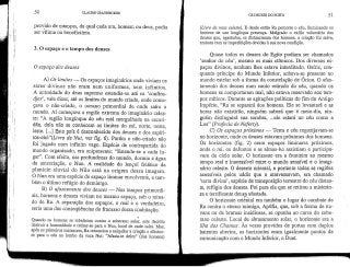 50 CLAUDE TRAUNECKER
provido de nuanças, da qual cada um, homem ou deus, podia
ser vítima ou beneficiário.
3. O espaço e o tempo dos deuses
O espaço dos deuses
A) Os limites — Os espaços imaginários onde viviam os
seres divinos não eram nem uniformes, nem infinitos.
A autoridade do deus supremo estendia-se até os 'confins-
djef, vale dizer, até os limites do mundo criado, onde come-
çava o não-criado, o oceano primordial de onde saíra o
mundo. Aí começava a região extrema do imaginário celes-
te; "A região longínqua do céu está mergulhada na escuri-
dão, dela não se conhecem os limites do sul, norte, oeste,
leste. [..,] Este país é desconhecido dos deuses e dos espíri-
íos-akh"(Livro de Nut, ver fig. 6). Porém o não-criado não
foi jogado num infinito vago. Espécie de contrapartida do
mundo organizado, era onipresente: "Estende-se a cada lu-
gar". Com efeito, nas profundezas do mundo, dormia a água
da antecriação, o Nun. A realidade do lençol freático da
planície aluvial do Nilo está na origem dessa imagem.
O Nun era uma espécie de espaço liminar envolvente, e tam-
bém o últimorefugio do demiurgo.
B) O afastamento dos deuses — Nos tempos primordi-
ais, homens e deuses viviam no mesmo espaço, sob o reina-
do de Ra. A separação dos espaços, o real e o verdadeiro,
seria uma das consequências do fracasso dessa coabitação.
o
Quando os homens se rebelaram contra o soberano solar, este decidiu
destruir a humanidadee retirar-se para o Nun, local de onde saíra. Mas,
após os primeiros massacres, Ra renunciou a aniquilar a criação e afastou-
se para o céu no lombo da vaca Nut: "Afasta-te deles" (dos homens)
OS DEUSES DO EOITO 51
(Livro da vaca celeste). E desde então Ra percorre o céu, iluminando os
homens de sua longínqua presença. Malgrado o exílio voluntário dos
deuses que, agastados, se distanciaram dos homens, a criação foi salva,
embora com as imperfeições devidas à sua novacondição.
Quase todos os deuses do Egito podiam ser chamados
'senhor do céu', mesmo os mais ctônicos. Dos diversos es-
paços divinos, nenhum lhes estava interditado. Osíris, con-
quanto príncipe do Mundo Inferior, achava-se presente no
mundo estelar sob a forma da constelação de Orion. O afas-
tamento dos deuses num canto retirado do céu, quando os
homens se comportaram mal, não estava reservado aos tem-
pos míticos. Durante as agitações políticas do fim do Antigo
Império, "Ra se separará dos homens. Ele se levantará e as
horas não existirão, ninguém saberá que é meio-dia, nin-
guém distinguirá sua sombra, ...ele estará no céu como a
Lua" (Profecia de Neferty).
C) Os espaços próximos •— Terra e céu regozijavam-se
no horizonte, onde os deuses estavam próximos dos homens.
Os horizontes (fig. 2) eram espaços liminares próximos,
onde o rei, os defuntos e as almas-èa assistiam e participa-
vam do ciclo solar. O horizonte era a fronteira ao mesmo
tempo real e inacessível entre o mundo sensível e o imagi-
nário celeste. O deserto oriental, e portanto todas as regiões
acessíveis pelos uádis que o atravessavam, era chamado
'terra divina', espécie de transposição terrestre do céu distan-
te, refugio dos deuses. Foi para ela que se retirou a misterio-
sa e terrificante deusa afastada.
O horizonte oriental era também o lugar do combate de
Ra contra o eterno inimigo, Apófis, que, sob a forma de nu-
vens ou de brumas insidiosas, se opunha ao curso do sobe-
rano celeste. Local de abrasamento solar, o horizonte era a
ilha das Chamas. Às vezes providos de portas com duplos
batentes abertos, os horizontes eram igualmente pontos de
comunicação com o Mundo Inferior, o Duat.
 