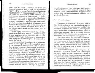 56 CLAUDBTRAUNECKER
peles umas das outras, ...modificou sua língua para
(constituir) os idiomas" (Esna 17, linhas 20-22), pois para os
egípcios as^línguas estrangeiras se deviam a dj.fere_a.çãs. de
constituição ffsica-dQ-ojgão da palavrarRamsés Hl fez ensi-
nar egípcio aos prisioneiros de guerra: "Mudou a língua
deles para que andassem no (bom) caminho". O egípcio,
língua dos hom&ns-remetj, era também a das divindades que
os criaram à sua imagem. A expressão 'palavras divinas'
designava não só a escrita hieroglífica como também a lín-
gua dos textos rituais. A introdução de defuntos estrangeiros
no Mundo Inferior implicava que os deuses entendiam as
línguas dos povos vizinhos. Na segunda divisão do Livro
das cavernas, uma divindade chamada Intérprete figura no
séquito de Ra.
Quando o grego passou a ser a segunda língua do Egito,
alguns deuses tornaram-se bilíngues. O prestígio da língua
do poder era tamanho entre os camponeses egípcios de cer-
tas aldeias do Fayum, que não hesitavam em fazer redigir em
grego as perguntasoraculares dirigidas à divindade local, no
entanto bem egípcia.
A ideia da existência de uma língua divina não-humana
aparece no Novo Império. Nasceu da observação da nature-
za. Nos momentos do cair e do levantar o Sol, os babuínos
ficam agitados: "Declamam e gritam para ele", e os habitan-
tes do Egito "entendem as palavras dejúbilo do país de Ute-
net (horizonte oriental)" (edifício de Taharqa, prancha 21).
Quem compreende a misteriosa língua dos babuínos com-
preende os mistérios de Ra. Na qualidade de oficiante ideal,
o rei era instruído no segredo dessa língua divina, ele
"conhece a língua secreta falada pelas almas-èa do Leste"
(edifício de Taharqa, prancha 31). Este saber permitia-lhe
oficiar, pela manhã e ao entardecer, diante do altar de Ra nas
capelas solares. Recentemente relacionou-se o surgimento
da língua divina dos babuínos à introdução da língua fala-
os DEUSES DO EGITO 57
da na literatura escrita e nos documentos administrativos.
A língua clássica foi então relegada à categoria de língua
sacerdotal e ritual, tão incompreensível ao egípcio mediano
como os gritos dos babuínos exprimindo sua alegria ante a
plenitude do disco solar.
A subsistência dos deuses
Os deuses viviam de oferendas: "És sua vida", diz-se do
Nilo, "(pois) ao chegares, seus pães de oferenda multipli-
cam-se e seus altares são abundantemente providos". Essa
subsistência em primeiro grau tornaria os deuses dependen-
tes dos homens e das vicissitudes da realidade. Durante as
agitações que marcaram o fim da 19a dinastia, os deuses
eram maltratados "da mesma maneira que os homens, e as
oferendas não mais se consagravam nos templos".
Todavia, só a oferenda de alimento, mesmo submetida a
prescrições de pureza e de tabu (nem porco, nem peixe), não
bastava para manter as forças divinas. Ela não seria nada
sem o rito e suas palavras eficazes. O íncenso-senetjer "que
santifica" era dado às estátuas divinas "como sustento, todo
dia, a fim de recobrar as forças do Senhor do Diadema"
(Ensinamentos de Ani).
A saúde económica do país, e por conseguinte a dos
templos, era o signo de um consenso social, fator de equilí-
brio entre os homens, a criação e os deuses. Era o reinado de
Maat, A oferenda ritual, fosse alimentar ou de outra nature-
za, figurava-se, portanto, simbolicamente, pela oferenda de
uma estatueta de Maat, filha de Ra. Os textos queproclamam
que o deus "vive de Maat" são inumeráveis. J. Assmann
demonstrou que Maat era também a palavra vivificante.
Evocar um deus ou um ser do imaginário no âmbito do ritual
contribuía para sua existência e sua subsistência.
 