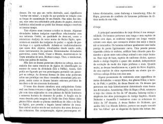 OS DEUSES DO EGITO
deuses. De vez que um verbo derivado, uasi, significava
'tombar em ruínas', a noção de uas poderia ter relação com
as forças de manutenção de um Estado. Nas mãos das deu-
sas, esse cetro era substituído pela planta do papiro, símbolo
hathórico relacionado ao poder das deusas meigas e terríveis
ao mesmo tempo.
Tais objetos eram comuns a todos os deuses. Algumas
divindades tinham insígnias específicas relacionadas com
sua natureza. Osíris, na qualidade de deus-rei, como o
misterioso Andjety do nono nomo do Baixo Egito, apre-
sentava-se munido das insígnias do poder: o cajado de pas-
tor-heqa e o açoit&-nekhekh. Admite-se tradicionalmente
que esses dois objetos, ritualizados desde muito cedo,
eram instrumentos de pastores. Determinadas divindades
guerreiras, como Neith, Uaset e Montu, mostravam-se às
vezes armadas de arco, flechas e maça. Thot, o intelectual,
tinha sua paleta de escriba.
Não raro os deuses portavam objetos na cabeça, mas na
maioria dos casos tratava-se de signos de identificação ou
mesmo do nome da divindade (ísis e Néftis). Assim, Geb
podia ser figurado por um personagem portando um ganso-
geb na cabeça. As diversas formas do deus solar portavam
sobre seu protótipo um disco vermelho circundado pela ser-
pente, assim como os deuses lunares estavam providos de
um disco e de um crescente horizontal.
O trono dos deuses simulava uma antiquíssima forma
real: sua forma evocava o signo hut (habitação), sua decora-
ção com tiras salpicadas ou com plumas de falcão lembrava
a natureza horiana do detentor do poder. A função era às
vezes descrita pela imagem da União dos Dois Países (dois
gênios-Nilos atando as plantas simbólicas do Alto e do Bai-
xo Egito), que prendia o ângulo lateral inferior do trono.
Esse móvel arcaico era de uso exclusivo dos seres divinos e
dos soberanos. Em compensação, alguns personagens cé-
OS DEUSES DO EGITO 69
lebres divinizados, como Imhotep e Amenhotep, filho de
Hapu, gozavam do conforto de luxuosas poltronas da úl-
tima moda de sua vida.
O traje
A principal característica do traje divino é sua atempo-
ralidade. Os homens portavam uma tanga e uma espécie de
malha com alças, as senhoras trajavam um longo vestido
colante com alças, que começava abaixo dos seios e descia
até os tornozelos. Os homens exibiam igualmente uma barba
postiça de ponta ligeiramente curva. Uma pesada peruca
tripartida cobria os ombros, artifício bem cómodo para dis-
simular o ajuste entre uma cabeça animal e um corpo huma-
no. Esse traje de base, espécie de uniforme divino, aparece
desde o Antigo Império e quase não mudará, independente
da evolução da moda dos trajes profanos e reais. Quando
muito, as deusas beneficiaram-se, a partir do Novo Império,
de uma espécie de elmo representando um abutre que en-
volvia a cabeça divina com suas asas.
Alguns pormenores de vestimenta eram específicos de
certas divindades: o estojo fálico, dos gênios-Nilos; o barre-
te, de Ptah; o peitilho, da deusa Bastei etc. Os deuses que
portavam um traje historicamente determinado eram huma-
nos divinizados. Amenhotep, filho de Hapu e Ptah, ostentava
o traje dos vizires do fim da 18* dinastia, Imhotep exibia a
elegância dos altos personagens do Antigo Império, Ahmés
Nefertári e Amenófis I vestiam-se como os soberanos do
início da 18a dinastia. A deusa Hathor do Ocidente, que
acolhe Séti I no Mundo Inferior, portava um amplo toucado
dito 'em folhos' que as elegantes da época não teriam dês-
 