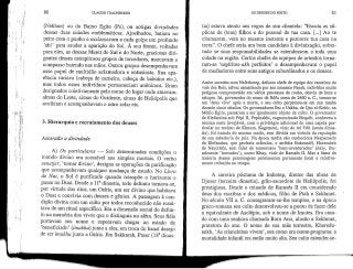 80 CLAUDB TRAUNECKER
(Nekhen) ou do Baixo Egito (Pé), ou antigas divindades
dessas duas cidades emblemáticas. Ajoelhados, batiam no
peito com o punho e exclamavam a cada golpe um profundo
'ahJ' para saudar a aparição do Sol. À sua frente, voltadas
para eles, as deusas Meret do Sul e do Norte, graciosas diri-
gentes desses estrepitosos grupos de torcedores, marcavam o
compasso batendo nas mãos. Outros grupos desempenhavam
esse papel de multidão aclamadora e entusiasta. Sua apa-
rência variava (cabeça de carneiro, cabeça de babuíno etc.),
mas todos esses indivíduos permaneciam anónimos. Eram
designados coletivamente pelo nome do lugar onde atuavam:
almas do Leste, almas do Ocidente, almas de Heliópolis que
acolhiam e acompanhavam o astro solar etc.
3. Hierarquia e recrutamento dos deuses
Ascensão a divindade
A) Os particulares •— Sob determinadas condições o
mundo divino era acessível aos simples mortais. O verbo
senetjer, 'tornar divino', designa as operações depurificação
que acompanhavam qualquer mudança de estado. No Livro
de Nut, o Sol é purificado quando transpõe o horizonte e
passa no Duat. Desde a 11a dinastia, todo defunto tornava-se,
por virtude dos ritos, um Osíris, um ser divino que habitava
o Duat e convivia com deuses e génios. A passagem à con-
dição divina com um culto por todos reconhecido não resul-
tava de um ritual específico. Era a dimensão social do defun-
to na memória dos vivos que o distinguia no além. Seus fiéis
portavam seu nome e esperavam chegar ao estado de
'beneficiado' (imakhu) junto a eles, em troca do banal desejo
de ser imakhujunto a Osíris. Em Sakkarah, Paser (18a dinas-
OS DEUSES DO EDITO 81
tia) estava atento aos rogos de sua clientela: "Escuta as sú-
plicas de (teus) filhos e do pessoal de tua casa. [...] Ao te
chamarem, vem no mesmo instante e percorre tua casa na
terra". O chefe seria um bom candidato à divinização, sobre-
tudo se suas responsabilidades se estendessem a toda uma
cidade ou região. Certos chefes de equipes de artesãos torna-
ram-se 'espíritos-aM perfeitos' e desempenhavam o papel
de mediadores entre seus antigos subordinados e os deuses.
Assim sucedeu com Neferhotep, defunto chefe de equipe dos canteiros do
vale dos Reis, talvez assassinadopor seu sucessor Paneb, indivíduomuito
perigoso comprometido em vários processos de roubo, desvio de bens e
estupro. Isi, governador do nomo de Edfu cerca de 2460 a. C., tornou-se
um 'deus vivo' após a morte, e seu culto perpetuou-se em sua tumba
durante cinco séculos. Os governadoresIbu e Uakha, de Qau el-Kebir, no
Médio Egito, passaram a ser igualmente objeto de culto. O governador
de Elefantina sob Pépi II, Pepinakht, cognominado Heqaib, conheceu a
mesma sorte invejável, com o privilégio adicional de uma capela par-
ticular no recinto de Khnum. Kagemeni, vizir do rei Téti (sexta dinas-
tia), foi tratado do mesmo modo, sem dúvida em virtude da reputação
de sua sabedoria de juiz. Na época tardia são conhecidos Nespamedu
de Elefantina, que proferia oráculos, o atribita Bakennifi, Horemheb
de Naucrátis, sem falar de numerosos 'bem-aventurados' (hésy, lite-
ralmente 'louvados'), como Khay, vizir de Ramsês II. Mas a fama da
maioria desses personagens permaneceu puramente local e relativa-
mente reduzida no tempo.
A carreira póstuma de Imhotep, diretor das obras de
Djoser (terceira dinastia), grão-sacerdote de Heliópolis, foi
prestigiosa. Desde o reinado de Ramsês H era considerado
deus dos escribas e dos médicos, filho de Ptah e Sekhmet.
No século VII a. C. consagraram-se-lhe templos, e na época
greco-romana seu culto desenvolveu-se a ponto de fazer dele
o equivalente de Asclépio, sob o nome de Imutes. Era casa-
do com uma senhora chamada Bom Ano, alusão a Sekhmet,
protetora do ano. O nome de sua mãe terrestre, Kheredu-
ankh, 'As criancinhas vivem', soa como um nome-programa: a
mortalidade infantil era então muito alta. Seu culto estender-se-
 
