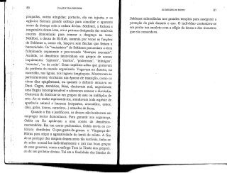 86 CLAUDE TRAONECKER
poupadas, outras atingidas; portanto, ela era injusta, e os
egípcios fizeram grande esforço para conciliar o aparente
acaso da doença com a ordem divina. Sekhmet, a furiosa e
sanguinária deusa-leoa, era a patrona designada das temíveis
coortes demoníacas para semear a desgraça na terra.
Nekhbet, a deusa de El-Kab, assumia por vezes as funções
de Sekhmet e, como ela, lançava sete flechas que feriam a
humanidade. Os "emissários" de Sekhmet percorriam a terra
fulminando cegamente e provocando "doenças sazonais".
Amiúde, os demónios intervinham em grupos de nomes
inquietantes: 'raptores', 'mortos', 'poderosos', 'inimigos',
'errantes', 'os da noite'. Eram esprritos-aMw que gostavam
da periferia do mundo organizado. Vagavam no deserto, na
escuridão, nas águas, nos lugares longínquos. Mostravam-se
particularmente virulentos nas épocas de transição, como os
cinco dias epagômenos, ou quando o defunto atracava no
Duat. Cegos, sombrios, feios, cheiravam mal, engrolavam
uma língua incompreensível e adoravam semear a discórdia.
Gostavam de deslocar-se em grupos de sete ou múltiplos de
sete. Ao se tentar representá-los, simulavam toda espécie de
aparência animal e humana (serpentes, crocodilos, asnos,
cães, gatos, touros, carneiros...) armados de facas.
Quando o fim ojustificava, os deuses não hesitavam em
empregar meios demoníacos. Para garantir sua segurança,
Osíris ou Ra apelavam a uma coorte de demônios-
mercenários. Em um conto ptolomaico, Osíris envia os co-
léricos demónios 0-que-gosta-da-guerra e Vingança-de-
Hórus para atiçar a agressividade do herói do relato. A fim
de se proteger dos ataques desses seres tão terríveis, tinha-se
de saber nomeá-los individualmente e cair nas boas graças
de seus generais, como a esfinge Tutu (a Titoés dos gregos),
ou de seu protetor divino. Tal era a finalidade das litanias de
OS DEUSES DO EGITO 87
Sekhmet salmodiadas nos grandes templos para assegurar a
proteção do país durante o ano. O indivíduo contentava-se
em portar um amuleto com a efígie da deusa e dos monstros
que elacomandava.
 