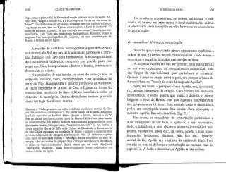 106 CLAUDE TRAUNECKER
Fogo, charco primordial de Hermópolis onde subiramnuma elevação. Ali,
entre eles, "surgiu o loto de Ra, e a luz rompeu as trevas em seu nome de
Amon". Concluídoesse ato do clarão, voltarampara seu lugar de origem e
"repousam no seu Nun, em Djeme, onde recebem o Duat de Kematef'. O
nome da serpente Kematef, 'A que concluiu seu tempo', lembra, por seu
significado, o de Tum, seu equivalente heliopolitano. Kematef, como a
serpente Irto, sua contrapartida do Começo, era uma manifestação de
Amon, o GrandeBa do Egito.
A escolha de metáforas hermopolitanas para descrever o
nascimento do Sol em um mito amoniano provocou a estra-
nha flutuação dos Oito para Hermópolis. A heterogeneidade
do instrumental teológico, composto em grande parte por
peças menfitas, heliopolitanas e hermopolitanas, determina o
desenrolar do relato.
No recôndito de sua tumba, os seres do começo não se
achavam inativos, viam, compreendiam e na qualidade de
seres do Nun asseguravam o retorno periódico da enchente.
A visita decadária de Amon de Ope a Djeme na forma de
uma estátua encoberta do deus itifálico beneficia a todos os
defuntos da necrópole. Outras divindades tiraram proveito
dessa teologia dos deuses mortos.
Khonsu, o Velho, prestava um culto cotidiano aos deuses mortos de Dje-
me. Na realidade, celebrava-se o rito numa capela de Karnak, substituto
local do santuário de Medinet Habu. Quanto a Montu, dava-se a 26 do
mês de khoiak em Djeme, sob o nome de Montu-Osíris-Atum para honrar
os deuses mortos. No deserto de Edfu repousava um grupamento de nove
divindades locais. Ali esperavam, "respirando em vida" na sua tumba, a
vinda anual de Hórus de Edfu e de Hathor de Denderah. A forma morta
de Min-Osíris repousavana necrópole de Copto e recebia a cada dez dias
a visita refrescante da imagem encoberta de Min. Os defuntos coptitas
com fama de santidadetinham o privilégio de ser enterradosno adro do
templo a fim de receber do próprio deus a libação santificadora. Recebiam
o título de 'bem-aventurados' (hesy), termo que em copta significará
'aspergidos, afogados'. Esses bem-aventurados eram conhecidos em
outras cidades do Egito.
OS DEUSES DO EGITO 107
Os criadores repousavam, os deuses animavam o uni-
verso, os deuses-reis reinavam e o faraó cuidava dos cultos.
A eternidade seria tranquila se não houvesse os causadores
de perturbação.
Os causadores divinos de perturbação
Sucedia que o mundo não girava exatamente conforme a
ordem divina. Diversos deuses misturavam-se a esse drama e
assumiam o papel de inimigos nas intrigas míticas.
A serpente Apófis era um ser liminar, uma ressurgência
no universo organizado da inorganização primordial, uma
das forças do não-existente que perturbava o existente.
Quando a fome se abatia sobre o país, era porque a barca de
Ra encalhara no "banco de areia da serpente Apófis".
Seth, tão brutal e perigoso como Apófis, era, ao contrá-
rio, um dos elementos da criação. Com certeza um elemento
desordenado, o vento quente que varria o deserto, o eterno
Litigante e rival de Hórus, mas que figurava honrosamente
nos grupamentos divinos. Essa energia cega e destruidora
podia ser empregada numa boa causa. Para combater o
monstro Apófis, Ra recorria a Seth (fig. 7).
Em suma, os causadores de perturbação pertenciam a
duas categorias: de um lado, o agitador, o mal necessário,
Seth, o intratável, e seus diversos avatares (crocodilos, ser-
pentes, escorpiões, asnos etc.), de outro, Apófis e suas trans-
formações (serpentes, Nehaher, Nik, Rik etc.). Inimigo
mortal de Ra, Apófis era o niilista da catástrofe final. Para
ele não se tratava de levar a perturbação ao mundo, mas de
suprimi-lo. A Seth, a desordem, a Apófis, a não-ordem.
 