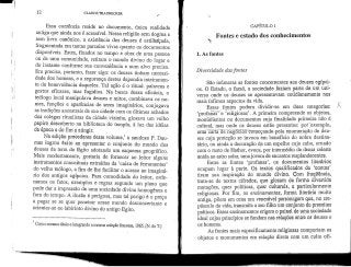12 CLAUDE TRAUNECKER
•f'
Essa coerência reside no documento, única realidade
antiga que ainda nos 6 acessível. Nessa religião sem dogma e
sem livro canónico, a existência dos deuses é estilhaçada,
fragmentada em tantas parcelas vivas quanto os documentos
disponíveis. Estes, fixados no tempo e obra de uma pessoa
ou de uma comunidade,retiram o mundo divino do lugar e
do instante conforme sua conveniência e num alvo preciso.
Era preciso, portanto, fazer algo: os deuses tinham necessi-
dade dos homens, e a segurança destes dependiainteiramen-
te da benevolência daqueles. Tal ação é o ritual: palavras e
gestos eficazes, mas fugidios. Na busca dessa eficácia, o
teólogo local manipulava deuses e mitos, combinava os no-
mes, funções e aparências de seres imaginários, conjugava
as tradições ancestrais de sua cidade com os últimos achados
dos colegas ritualistas da cidade vizinha, glosava um velho
papiro descoberto na biblioteca do templo, à luz das ideias
da época c do fim a atingir.
Na edição precedente deste volume,1 o saudoso F. Dau-
mas logrou êxito ao apresentar o conjunto do mundo dos
deuses da terra do Egito adotando um esquema geográfico.
Mais modestamente, gostaria de fornecer ao leitor alguns
instrumentos conceituais extraídos da 'caixa de ferramentas'
do velho teólogo, a fim de lhe facilitar o acesso ao imaginá-
rio dos antigos egípcios. Para comodidade do leitor, orde-
namos os fatos, exemplos e regras segundo um plano que
pode dar a impressão de uma sociedade divina homogénea e
fora do tempo. A ilusão é perigosa, mas tal perigo é o preço
a pagar se se quer penetrar nesse mundo desconcertante e
orientar-se no labirintodivino do antigo Egito.
Com o mesmo título e integrando a mesma coleção francesa, 1965. [N. doT.]
CAPÍTULO l
Fontes e estado dos conhecimentos
1. As fontes
Diversidade das fontes
São inúmeras as fontes concernentes aos deuses egípci-
os. O Estado, o faraó, a sociedade faziam parte de um uni-
verso onde os deuses se apresentavam cotidianamente nos
mais ínfimos aspectos da vida.
Essas fontes podem dividir-se em duas categorias: X
.'profanas' e 'religiosas'. A primeira compreende os objetos,
monumentos ou documentos cuja finalidade primeira não é
cultual,"tnas onde os deuses estão presentes: por"exemplo,
umlTcãfiaTcre' riégõclõITOTneçando-pela enumeração de deu-
ses cuja proteção se invoca em benefício do nobre destina-
tário, ou ainda a decoração de um espelho cujo cabo, ornado
com o rosto de Hathor, evoca, por intermédio da deusa celeste
unida ao astro solar, umajovem de encantosresplandecentes.
Entre as fontes 'profanas', os documentos literários
ocupam lugar à parte. Os textos qualificados de 'contos'
tiram sua inspiração do mundo divino. Com frcqtlôncia,
trata-se de textos cifrados, que glosam de forma divertida
mutações, quer políticas, quer culturais, eparticularmente
religiosas. Por fim, os ensinamentos, forma literária muito
antiga, põem em cena um venerável personagemque, no cre-
púsculo da vida, transmite a seu filho um conjunto depreceitos
práticos. Esses ensinamentos erigem o painelde uma sociedade
ideal cujos princípios se fundam nas relações entre os deuses e
os homens.
As fontes mais especificamente religiosas comportam os
objetos e monumentos em relação direta com um culto ofi-
 