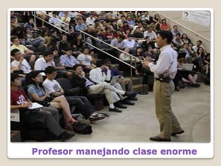 Profesor manejando clase enorme
 