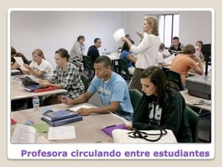 Profesora circulando entre estudiantes
 