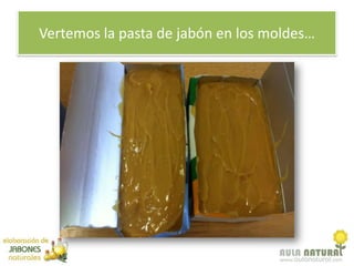 Vertemos la pasta de jabón en los moldes…
 