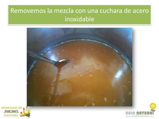 Removemos la mezcla con una cuchara de acero
                inoxidable
 