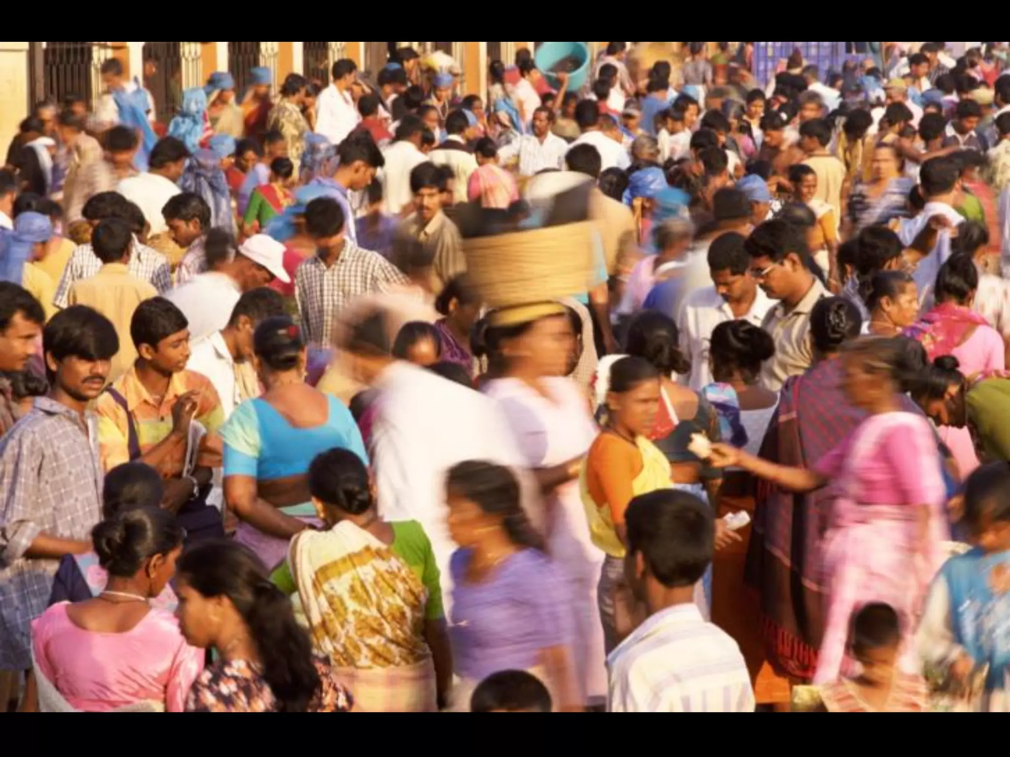 Image of busy street/people