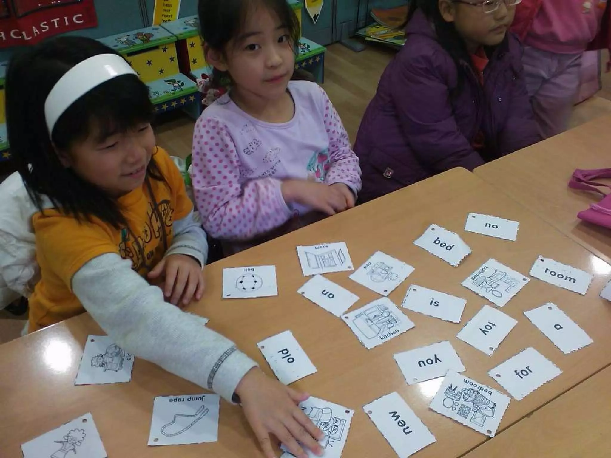 Vocabulary Instruction Need: Paper with words Coating machine Ring and punch Ss Practice turning  over cards & memo- rise translation on  the back of card. 