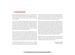 >> 20ª Semana Nacional em Defesa e Promoção da Educação Pública << 1
>> APRESENTAÇÃO
Ao longo de duas décadas, a CNTE e seus sindicatos filiados
têm convocado os/as trabalhadores/as em educação e a so-
ciedade para debater os rumos da Escola Pública dentro de
uma concepção de atendimento educacional com qualidade
e para todos/as.
A Constituição Federal de 1988 assegura direitos à educação,
que nem sempre são observados pelos gestores públicos. A
Emenda Constitucional (EC) 59 ampliou a obrigatoriedade do
ensino da pré-escola ao ensino médio (4 a 17 anos), asseguran-
do,inclusive,aofertadeeducaçãobásicagratuitaparatodosque
a ela não tiveram acesso na idade própria. E a mesma Emenda
determinou que o atendimento às crianças e jovens em idade
escolar deveria ser universalizado até 2016!
Hoje, decorridos quase dez anos da promulgação da EC 59, o
Brasil conta com mais de 50 milhões de pessoas com 25 anos
ou mais de idade sem terem completado o ensino fundamen-
tal e quase 80 milhões não concluíram o ensino médio! Entre as
crianças de 6 a 14 anos, aproximadamente 2,5 milhões estão
fora da escola. Quanto aos jovens, apenas a metade dos que
têm 15 a 17 anos está matriculada no ensino médio e somente
18% da população entre 18 e 24 anos cursam o ensino superior.
O Plano Nacional de Educação, aprovado em 2014, chegará
à metade de sua vigência, neste ano de 2019, muito longe
de ser concretizado. Inúmeras metas intermediárias, que
representam compromissos assumidos pelo Estado brasi-
leiro, já foram abandonadas e outras estão prestes a expirar.
E cabe à sociedade organizada lutar para que o PNE e outras
políticas educacionais sejam priorizadas com o objetivo de
transformar a realidade de nosso país tão desigual.
Nestesentido,a20ªSemanaNacionaldeEducaçãodaCNTEtem
o compromisso de denunciar os descasos do Poder Público em
diversas áreas da educação, os retrocessos e perigos de inúme-
rasmedidasqueestãosendotomadasemsentidocontrárioaos
direitos assegurados na Constituição Federal, a exemplo da Lei
da Mordaça, da privatização da escola e da universidade pública,
da desvinculação de recursos para a educação, da militarização
das escolas, da implantação de conteúdos mínimos e direciona-
dos a uma formação escolar adestradora, além dos constantes
ataques aos trabalhadores e trabalhadoras em educação, que
afetam negativamente não apenas a valorização desses profis-
sionais, mas a qualidade de todo o sistema educacional.
Vivemos hoje um dos momentos mais críticos de retirada de
direitos, inclusive na área educacional. E a sociedade, espe-
cialmente a comunidade escolar, precisa se apropriar dessa
realidade para poder intervir o quanto antes.
Brasília, abril de 2019
Diretoria da CNTE
 