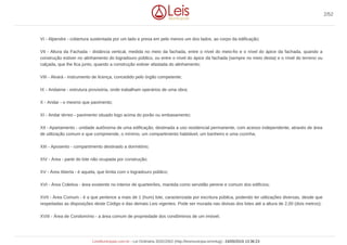VI - Alpendre - cobertura sustentada por um lado e presa em pelo menos um dos lados, ao corpo da edificação;
VII - Altura da Fachada - distância vertical, medida no meio da fachada, entre o nível do meio-fio e o nível do ápice da fachada, quando a
construção estiver no alinhamento do logradouro público, ou entre o nível do ápice da fachada (sempre no meio desta) e o nível do terreno ou
calçada, que lhe fica junto, quando a construção estiver afastada do alinhamento;
VIII - Alvará - instrumento de licença, concedido pelo órgão competente;
IX - Andaime - estrutura provisória, onde trabalham operários de uma obra;
X - Andar - o mesmo que pavimento;
XI - Andar térreo - pavimento situado logo acima do porão ou embasamento;
XII - Apartamento - unidade autônoma de uma edificação, destinada a uso residencial permanente, com acesso independente, através de área
de utilização comum e que compreende, o mínimo, um compartimento habitável, um banheiro e uma cozinha;
XIII - Aposento - compartimento destinado a dormitório;
XIV - Área - parte do lote não ocupada por construção;
XV - Área Aberta - é aquela, que limita com o logradouro público;
XVI - Área Coletiva - área existente no interior de quarteirões, mantida como servidão perene e comum dos edifícios;
XVII - Área Comum - é a que pertence a mais de 1 (hum) lote, caracterizada por escritura pública, podendo ter utilizações diversas, desde que
respeitadas as disposições deste Código e das demais Leis vigentes. Pode ser murada nas divisas dos lotes até a altura de 2,00 (dois metros);
XVIII - Área de Condomínio - a área comum de propriedade dos condôminos de um imóvel;
2/52
LeisMunicipais.com.br - Lei Ordinária 3032/2002 (http://leismunicipa.is/mnlug) - 24/05/2019 13:36:23
 