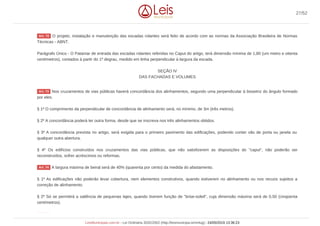 O projeto, instalação e manutenção das escadas rolantes será feito de acordo com as normas da Associação Brasileira de Normas
Técnicas - ABNT.
Parágrafo Único - O Patamar de entrada das escadas rolantes referidas no Caput do artigo, terá dimensão mínima de 1,80 (um metro e oitenta
centímetros), contados à partir do 1º degrau, medido em linha perpendicular à largura da escada.
SEÇÃO IV
DAS FACHADAS E VOLUMES
Nos cruzamentos de vias públicas haverá concordância dos alinhamentos, segundo uma perpendicular à bissetriz do ângulo formado
por eles.
§ 1º O comprimento da perpendicular de concordância de alinhamento será, no mínimo, de 3m (três metros).
§ 2º A concordância poderá ter outra forma, desde que se inscreva nos três alinhamentos obtidos.
§ 3º A concordância prevista no artigo, será exigida para o primeiro pavimento das edificações, podendo conter vão de porta ou janela ou
qualquer outra abertura.
§ 4º Os edifícios construídos nos cruzamentos das vias públicas, que não satisfizerem as disposições do "caput", não poderão ser
reconstruídos, sofrer acréscimos ou reformas.
A largura máxima de beiral será de 40% (quarenta por cento) da medida do afastamento.
§ 1º As edificações não poderão levar cobertura, nem elementos construtivos, quando estiverem no alinhamento ou nos recuos sujeitos a
correção de alinhamento.
§ 2º Só se permitirá a saliência de pequenas lajes, quando tiverem função de "brise-soleil", cuja dimensão máxima será de 0,50 (cinqüenta
centímetros).
Art. 72
Art. 73
Art. 74
Art. 75
27/52
LeisMunicipais.com.br - Lei Ordinária 3032/2002 (http://leismunicipa.is/mnlug) - 24/05/2019 13:36:23
 