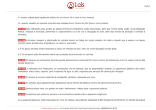 II - testada voltada para logradouro público de, no mínimo 25 m (vinte e cinco metros);
III - quando situados em esquina, uma das suas testadas terá o mínimo de 25m (vinte e cinco metros).
Nas edificações para postos de abastecimento de combustível, serão observadas, além das normas desta seção, as da legislação
federal, estadual e municipal, pertinentes e, especialmente a Lei de Uso e Ocupação do Solo, além das normas de proteção e combate a
incêndios.
A limpeza, lavagem e lubrificação de veículos devem ser feitas em boxes isolados, de modo a impedir que a sujeira e as águas
servidas sejam levadas para o logradouro, ou neste se acumulem.
§ 1º As águas servidas serão conduzidas a caixas de retenção de óleo, antes de serem lançadas na rede geral.
§ 2º Os lavajatos terão fechamento lateral para proteção dos transeuntes ou vizinhos.
Os tanques de combustível deverão guardar afastamentos mínimos de 5m (cinco metros) do alinhamento e de 4m (quatro metros) das
divisas do terreno.
A edificação terá instalações, ou construções, de tal natureza, que as propriedades vizinhas ou logradouros públicos não sejam
molestados pelos ruídos, vapores, jatos e aspersão de água ou óleo, originados dos serviços de lubrificação e lavagem.
Os postos de serviços disporão de instalações sanitárias, separadas por sexo.
As bombas, para abastecimento, distarão 5m (cinco metros) de distância mínima do alinhamento do terreno.
Deverão existir ralos com grades em todo o alinhamento, voltado para os passeios públicos.
Os acessos aos postos de serviços e de combustíveis obedecerão as seguintes exigências:
a) as guias dos passeios serão rebaixadas por meio de rampas, não podendo ultrapassar 0,50m (cinqüenta centímetros), no sentido da largura
Art. 102
Art. 103
Art. 104
Art. 105
Art. 106
Art. 107
Art. 108
Art. 109
36/52
LeisMunicipais.com.br - Lei Ordinária 3032/2002 (http://leismunicipa.is/mnlug) - 24/05/2019 13:36:23
 
