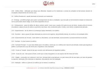 LVIII - Edifício Misto - edificação que abriga usos diferentes. Quando um for residencial, o acesso às unidades se fará sempre através de
circulações independentes dos demais usos;
LIX - Edifício Residencial - aquele destinado ao exclusivo uso residencial;
LX - Embargo - providência legal, para sustar o prosseguimento da obra ou instalação, cuja execução ou funcionamento estejam em desacordo
com as prescrições deste Código, ou de outros dispositivos de Lei;
LXI - Embasamento - parte do edifício de altura variável, porém, menor que a quarta (1/4) parte de seu pé direito, situada acima do terreno
circundante e abaixo do piso do andar ou pavimento mais baixo, não constituindo porão, e tendo o seu interior completamente aterrado;
LXII - Empachamento - ato de obstruir ou embaraçar espaço destinado a uso público;
LXIII - Escritório - sala ou grupo de salas destinadas ao exercício de negócios, das profissões liberais, do comércio e de atividades afins;
LXIV - Estacionamento de Veículos - local coberto ou descoberto, com lote destinado, exclusivamente, ao estacionamento de veículos;
LXV - Fachada - é a face exterior do edifício;
LXVI - Fachada Principal - é a que está voltada para a via pública, sendo que, se o edifício tiver mais de uma fachada, dando para logradouro
público, a principal será a que der frente para o logradouro mais importante;
LXVII - Frente ou Testada - divisa do lote que coincide como alinhamento do logradouro público;
LXVIII - Fundo do Lote - lado oposto à frente, sendo que os lotes triangulares e os de esquina não têm divisa de fundo;
LXIX - Galpão - construção com cobertura e sem forro, fechada total ou parcialmente, em pelo menos três de seus lados, por meio de paredes
ou tapumes, destinada a fins industriais ou depósitos, não podendo servir de habitação;
LXX - Habitação - edifício ou parte de um edifício que se destina a residência;
6/52
LeisMunicipais.com.br - Lei Ordinária 3032/2002 (http://leismunicipa.is/mnlug) - 24/05/2019 13:36:23
 