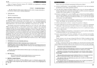 Art. 176 , 'TULO V- DO MINISTÉRIO PÚBLICO
Junto ao Congresso Nacional, tramita o PL 7.169/2014, que regulamenta a mediação
extrajudicial em v;Írios dispositivos.
~TiTULO 1 - 00 MINISTÉRIO PÚBliCO
Art. 176. O Ministério Público atuará na defesa da ordem jurídica, do regime democrático e
dos interesses e direitos sociais e individuais indisponíveis.
I. CPC DE 1973
Não há correspondente.
2. BREVES COMENTÁRIOS
O legislador trouxe para o texto infraconstitucional o que a Constituição prevê acerca
do Ministério Público, estabelecendo, nesse sentido, tratar-se de "instituição permanente,
essencial à função jurisdicional do Estado, incumbindo-lhe a defesa da ordem jurídica, do
regime democrático e dos interesses sociais e individuais indisponíveis" (art. 127, CF).
Suas funções institucionais encontram-se descritas no texto maior (art. I29), tendo por
objeto, em termos genéricos, a tutela coletiva, promovendo o inquérito civil e ajuizando
a ação civil pública para fins de proteção de quaisquer direitos difusos e coletivos (Lei n°
7.347/85). Já a defesa dos direitos individuais homogêneos também é admitida, desde que o
direito seja indisponível ou, apesar de disponível, tenha repercussão social. Da conjugação de
ambos os dispositivos constitucionais é possível inferir que o Ministério Público poderá atuar
no processo tanto como parte (autor ou réu) quanto como fiscal da lei, sendo importante
lembrar que, atuando como parte, terá os mesmos poderes e ônus de qualquer outro autor
ou réu, não obstante disponha de algumas prerrogativas, como a dispensa do adiantamento
das custas (art. 91), contagem de prazo em dobro para manifestar-se (art. 180) e realização
de intimação pessoal (art. 180).
3. INFORMATIVOS DE JURISPRUDÊNCIA
...................................................................................................................................................... ········
• Legitimidade do Ministério Público estadual para atuar no âmbito do STJ.
O Ministério Público Estadual tem legitimidade para atuar diretamente como parte em recurso sub-
metido a julgamento perante o STJ. EREsp 1.327.573- RJ, Rei. p/ ac. Min. Nancy Andrighi, DJe 27.2.15.
Corte Especial. (lnfo STJ 556}
Art. 177. O Ministério Público exercerá o direito de ação em conformidade com suas atribui-
ções constitucionais.
1. CPC DE 1973
Art. 81. O Ministério Público exercerá o direito de ação nos casos previstos en1lei,
cabendo-lhe, no processo, os mesmos poderes e ônus que às partes.
2. BREVES COMENTÁRIOS
O dispositivo não esclarece, de forma definitiva, quais as atribuições próprias do Mi-
nistério Público, sendo imperativo que sua leitura se dê em conjunto com as disposições do
art. 129, CF.
250
lit•i•1lij•IQ;l•l9f$ii@lijl'JII Art. 177
Assim, tem-se que são funções institucionais do Ministério Público:
(i) promover, privativamente, a ação penalpública, na forma da lei, o que não nos interessa
grandemente, já que matéria puramente criminal;
(ii) zelar pelo efetivo respeito dos Poderes Públicos e dos serviços de relevància pública aos
direitos assegurados nesta Constituição, promovendo as medidas necess;Írias a sua garantia
(cuidado com os direito públicos c as coisas públicas);
(iii) promover o inquérito civil e a ação civil pública, para a proteção do patrimônio público e
social, do meio ambiente e de outros interesses difusos e coletivos (proteção dos direitos
difusos e coletivos). A legitimação do Ministério Público para as ações civis não impede
a de terceiros, nas mesmas hipóteses;
(iv) promover a ação de inconstitucionalidade ou representação para fins de intervenção da
União e dos Estados, nos casos previstos nesta Consritui<;ão;
(v) defender judicialmente os direitos c interesses das populações indígenas;
(vi) expedir notificações nos procedimentos administrativos de sua competência, requisitando
informações e documentos para instruí-los, na forma da lei complementar respectiva;
(vi i) exercer o controle externo da atividade policial, na f(mlLl da lei complementar mencio-
nada no artigo anterior;
(viii) requisitar diligências investigatórias e a instauração de inquérito policial, indicados os
fundamemos jurídicos de suas manifestações processuais;
(ix) exercer outras funções que lhe forem conferidas, desde que compatíveis com sua fina-
lidade, sendo-lhe vedada a representação judicial c a consultoria jurídica de entidades
públicas.
Ainda, é preciso ter em vista que as funções do Ministério Público só podem ser exerci-
das por integrantes da carreira, que deverão residir na comarca da respectiva lotação, salvo
autorização do chefe da instituição.
Por fim, o constituinte achou por bem estabelecer que a distribuição de processos no Mi-
nistério Público será imediata, tendo em vista a relevância dos direitos com que se preocupa.
r---------------------------------------------------•
Atenção para outros 5 (cinco) pontos relevantes:
(i) o Ministério Público tem legitimidade para a propositura de qualquer espécie de demanda
coletiva, exceto a ação popular, cuja legitimidade é exclusiva do cidadão (Lei n2 4.717/65);
(ii) também se reconhece como possível o litisconsórcio entre Ministério Público Federal e
Ministério Público Estadual (STJ, 1• Turma, REsp 382.659/RS, rei. Min. Humberto Gomes de Barros,
p. 19.12.2003);
(iii) o prazo diferenciado é aplicado quando o Ministério Público atua como parte e como fiscal
da lei (STJ, 5< Turma, REsp 76.704/SC, rei. Min. José Arnaldo da Fonseca, p. S.9.2005);
(iv) o Ministério Público tem legitimidade para propor ação civil pública em defesa do patri-
mônio público (Súmula 329, STJ);
(v) o Ministério Público tem legitimidade para promover ação civil pública cujo fundamento
seja a ilegalidade de reajuste de mensalidades escolares (Súmula 643, STF).
251
 