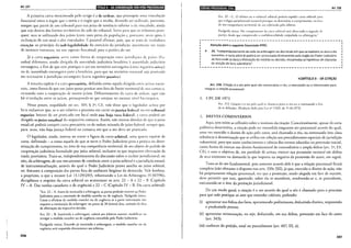 Arl237 liiill!•lil•tiR•1N1110ltttli!•l•l•ft1i•fiP;t•I9ffi1Mh1
A primeira carta mencionada pelo arrigo é a de ordem, que pressupõe uma vinculação
funcional enrre o órgão que a envia e o órgão que a recebe, devendo ser utilizada, ponanro,
sempre que partir de um rribunal para um juízo de instância inferior a ele vinculado, ainda
que sçja dentro dos limites territoriais da sede do tribunal. Serve para que os tribunais prati-
querr: aros se utilizando dos juízos (estes mais perto da população c, portanto, mais aptos !t
re:Jizaçáo de tais atos) a eles vinculados. í: possível afirmar, pois, que se trata de vcrdadeir:l
exceção ao princípio da inddegahili<lade do exercício da jurisdição, justamente em raz:ío
de in::xistir estrutura, no seu aspecto funcional, para a prática do aro.
Já a cana rogatória serve como forma de cooperação entre jurisdiçó<.:s de países (Es-
tados) diferentes, sendo dirigida da autoridade judiciária brasileira à autoridade judici:íri:1
estrangeira, a fim de que esta pratique o ato em território estrangeiro (carta rogatória ativa);
ou de. autoridade estrangeira para a brasileira, para que no território nacional seja praticado
ato n::c::ssário à jurisdição estrangeira (carta rogatória passiva).
A terceira espécie é a cana p•·ecatória, definida como aquela dirigida entre juíws nacio-
nais, :orno forma de que um juízo possa praticar atos fora do limite territorial de sua comarca,
co:1tando com a cooperação de outros juízos. Diferentemente da carta de ordem, aqui não
há vi:1culação entre os juízos, pressupondo-se que estejam no mesmo nível hin:írquico.
Nesse pomo, respaldado no art. 109, § 3", CF, vale dizer que o legislador achou por
be:n esclarecer que, se o ato relativo a processo em curso na justiça federal ou em tribunal
superior houver de ser praticado em local onde não haja vara federal, a carta poderá ser
dirigida ao juízo estadual da respectiva comarca. Assim, não restam dúvidas de que o juízo
esrad:.~al poderá cumprir carta precatória ou de ordem oriunda de juízo federal, sempre que,
para :amo, não haja justiça federal na comarca em que o ato deva ser praticado.
O legislador, ainda, inovou ao trazer a figura da carta arbitral, uma quarta espécie de
carta, definindo- a como aquela de que se serve o Poder Judiciário para a pdrica ou deter-
mina;:ão do cumprimento, na área de sua competência territorial, de ato objeto de pedido de
cooperação judiciária formulado por juízo arbitral, inclusive os que importem efetivação de
tutele. provisória. Trata-se, independentemente da discussão sobre o caráter jurisdicional, ou
não, da arbitragem, de um mecanismo de coerência entre o juízo arbitral e a jurisdição estatal,
de instrumentalização, através do qual o Poder Judiciário presta auxílio ao juízo arbitral,
err_ fomento à composição das partes fora do ambiente litigioso da demanda. Vale lembrar,
a propéosito, o que a recente Lei 13.129/2015, reformando a Lei da Arbirragent (9.307/96),
di~ciplinou a respeito da carta arbitral ao acrescentar os arts. 22 - A e 22 - B (Capítulo
IV- A. Das tutelas cautelares e de urgência) e 22- C (Capítulo IV- B. Da cana arbitral):
306
"Art. 22- A. Antes de instituída a arbitragem, as partes poderão recorrer ao Poder
Judiciário para a concessão de medida cautelar ou de urgência. Parágrafo único.
Cessa a eficácia da medida cautelar ou de urgência se a parte interessada não
requerer a instituição da arbitragem no prazo de 30 (trinta) dias, contado da data
de efetivação da respectiva decisão.
Art. 22 - B. Instituída a arbitragem, caberá aos árbitros manter, modificar ou
revogar a medida cautelar ou de urgência concedida pelo Poder Judiciário.
Parágrafo único. Estando já instituída a arbitragem, a medida cautelar ou de
urgência será requerida diretamente aos árbitros.
Art. 238
An. 22- C. O :írbitro ou o tribunal arbitral poderá expedir cana arbirral para
que o órgão jurisdicional nacional pratique ou determine o cumprimento, na área
de sua competência territorial, de ato solicitado pelo árbitro.
Parágrafo único. No cumprirra.'IHO da cart~l arbirral será observado o segredo de
justiça, desde que comprovada a coni'irlcncialirlarle estipulada na arbitragem."
r---------------------------------------------------~
Atenção para o seguinte Enunciado FPPC:
~ 24. "Independentemente da sede da arbitragem ou dos locais em que se realizem os atos a ela
inerentes, a carta arbitral poderá ser processada diretamente pelo órgão do Poder Judiciário
do foro onde se dará a efetivação da medida ou decisão, ressalvadas as hipóteses de cláusulas
de eleição de foro subsidiário".
L-------------------------------------------------~-~
~CAPÍTULO 11 -DA CITAÇÃO
Art. 238. Citação é o ato pelo qual são convocados o réu, o executado ou o interessado para
integrar a relação processual.
l. CPC DE 1973
Art. 213. Citação é o ato pelo <.jllal se chama a juízo o réu ou o interessado a fim
de se defender. (Rcdaçáo dada pch Lei n" 5.925, de 1".10.1973)
2. BREVES COMENTÁRIOS
Aqui, tem início as reflexões sobre o instituto da citação. Conceitualmente, apesar de certa
polêmica doutrinária, a citação pode ser entendida enquanto ato processual através do qual,
uma vez exercido o direito de ação pelo autor, será chamado o réu, ou interessado (em clara
referência à denominação que se utiliza em relação aos procedimentos especiais de jurisdição
voluntária), para que tome conhecimento e ciência dos termos aduzidos na pretensão inicial,
como forma de exercer seu direito fundamental de contraditório e ampla defesa (art. 5°, LV,
CF), e com o objetivo de, em paridade de armas, exercer sua persuasão racional em defesa
de seus interesses na demanda (o que importa na negativa da pretensão do autor, em regra).
Trata-se de aro fundamental, pois somente através dele é que a relação processual ficará
completa (não obstante o disposto nos arts. 330e 332), já que, exercido o direito de ação, não
há propriamente relação processual, vez que a pretensão, sendo alegada em face de outrem,
deve permitir que este, querendo. sobre ela se manifeste, resolvendo-se e, se procedente,
executando-se o teor da prestação jurisdicional.
De um modo geral, a citação é o ato através do qual o réu é chamado para o processo
para que nele pratique os atos que entender cabíveis, podendo:
(i) apresentar sua defesa dos fatos, apresentando preliminares, deduzindo direitos, requerendo
e produzindo provas;
(ii) apresentar reconvenção, ou seja, deduzindo, em sua defesa, pretensão em face do autor
(art. 343);
(iii) conhecer do pedido, total ou parcialmente (art. 487, III, a);
307
 