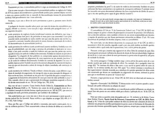 Art. 9°
Exatamente por isso, o contraditório prévio é a regra na sistemática do Código de 2015.
Cite-se como exemplo a desconsideração da personalidade jurídica: na vigência do Código
de 1973 era comum desconsiderarem a personalidade jurídica para, somente depois, ouvirem
0 sócio ou a pessoa jurídica (em se tratando de desconsideração inversa de personalidade
jurídica). Esse procedimento não é mais admitido.
Portanto, o juiz tem o dever de ouvir previamente a parte e, portanto antes decidir
contra ela.
A prolação de decisões inaudita altera parte, por meio da técnica do contraditório pos-
tergado, diferido ou ulterior, é uma exceção à regra, admitida pelo parágrafo único an. 9°
nas seguintes situações:
a) tutela provisória de urgência (tutela jurisdicional sumária não definitiva, que exige a
presença do Jumus bonijuris e do periculum in mora para a sua concessão): o juiz pode
conceder tutela antecipada ou tutela cautelar sem que uma das partes seja ouvida (v.g..
é possível a concessão inaudita altera parte de arresto durante a tramitação do incidenre
de desconsideração de personalidade jurídica);
b) tutela provisória de evidência (tutela jurisdicional sumária satisfativa, fundada num alw
grau de probabilidade, que não exige a presença do periculum in mora para ser conce-
dida): o juiz pode conceder a tutela de evidência sem que uma das partes seja ouvida,
quando se tratar de tutela de evidência documentada, fundada em súmula ou precedenre
obrigatório ("as alegações de fato puderem ser comprovadas apenas documentalmente
e houver tese firmada em julgamento de casos repetitivos ou em súmula vinculante")
ou de tutela de evidência documentada, fundada em contrato de depósito ("se tratar de
pedido reipersecutório fundado em prova documental adequada do contrato de depósito,
caso em que será decretada a ordem de emrega do objeto custodiado, sob cominação de
multa");
c) tutela monitória de evidência ("Sendo evidente o direito do autor, o juiz deferirá a expe-
dição de mandado de pagamento, de entrega de coisa ou para execução de obrigação de
fazer ou de não fazer, concedendo ao réu prazo de 15 (quinze) dias para o cumprimento e
o pagamento de honorários advocatícios de cinco por cento do valor atribuído à causa").
Vale, contudo, observar que a apresentação de embargos monitórios suspende a efidcia
da decisão mencionada no art. 701 do Código (art. 702, § 4°),
Mas esse rol não é taxativo. Como lembra Fredie Didier Jr., Comentários ao Novo
Código de Processo Civil, p. 35, "Embora não conste do rol do parágrafo único do art.
9°, também é exemplo de decisão liminar aquela prevista no art. 562 do CPC, que autoriza
a expedição de tutela provisória possessória, que também é de evidência".
Vale ainda lembrar que o juiz não tem o dever de ouvir previamente a parte quando a
decisão judicial lhe for favorável. Basta verificar o que dispõem os artigos 332; 489, § 1°,
IV, e 932, V,do Código.
Note, por fim, que o Código não admite a concessão, sem ouvir a outra parte, da tu-
tela de evidência punitiva ("ficar caracterizado o abuso do direito de defesa ou o manifesto
32
lijtlalld•IQ;J•IHJ$iit!11Hl911 Art.10
propósito protelatório da parte") e da tutela de evidência documentada, fundada em prova
suficiente dos fatos constitutivos e em ausência de contraprova suficiente ("a petição inicial
for instruída com prova documental suficiente dos fatos constitutivos do direito do autor, a
que o réu não oponha prova capaz de gerar dúvida razoável").
Art. 10. O juiz não pode decidir, em grau algum de jurisdição, com base em fundamento a
respeito do qual não se tenha dado às partes oportunidade de se manifestar, ainda que se trate
de matéria sobre a qual deva decidir de ofício.
l. BREVES COMENTÁRIOS
O contraditório (LV do art. 5° da Constituição Federal e art. 7° do CPC de 2015) não
apenas assegura às partes o direito de participarem ativamente do processo e de influencia-
rem as decisões judiciais, como também o direito de não serem surpreendidas por decisões
a respeito de questões que não foram previamente submetidas ao debate. O art. 10 é uma
decorrência da proibição de decisões surpresa, ínsita ao contraditório.
Por outro lado, um dos deveres decorrentes da cooperação (art. 6° do CPC de 2015) é
justamente o dever de consulta, segundo o qual o juiz não pode resolver ou decidir questão
ou matéria sobre a qual ainda não se pronunciou, sem a oitiva prévia das partes.
Portanto, ainda que a matéria seja cognoscível de ofício (falta de condição da ação, falta
de pressuposto processual, ineficácia da cláusula de eleição de foro por abusividade, litigância
de má-fé etc.), o juiz rem o dever de ouvir previamente as partes antes de apreciá-la, sob pena
de nulidade da decisão.
Em outras passagens o Código também exige a oitiva prévia das partes antes de o juiz
decidir matéria que pode ser conhecida de ofício. Por exemplo, diz o parágrafo único do
artigo 493: "Se constatar de ofício o fato novo, o juiz ouvirá as partes sobre ele antes de
decidir." E, no mesmo sentido, diz o art. 933, caput: "Se o relator constatar a ocorrência de
fato superveniente à decisão recorrida ou a existência de questão apreciável de ofício ainda
não examinada que devam ser considerados no julgamento do recurso, intimará as partes
para que se manifestem no prazo de 5 (cinco) dias".
Portanto, a regra prevista no art. 10 do CPC de 2015 deve ser observada até mesmo no
âmbito recursal.
Segundo o Enunciado 3 da ENFAM, "É desnecessário ouvir as partes quando a mani-
festação não puder influenciar na solução da causa".
Mas como saber, com antecedência, se a manifestação poderá influenciar na solução da
causa? Esse não parece ser um critério valide para afastar a aplicação do art. 10 do CPC de
2015.
Note que todas as questões estão abrangidas pelo art. 10, inclusive as de direito. Como
disse Zulmar Duarte, Teoria Geral do Processo: Comentários ao CPC de 2015: Parte
Geral, p. 65, "o fato de o juiz poder conhecer de ofício do direito não o desonera do dever de
submeter sua perspectiva jurídica previamente às partes, acaso os horizontes de discussão do
processo não tivessem apreendido aquela. Noutras palavras, sempre que o campo de visão do
33
 