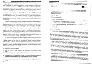 Arl. 13
Quanto à segunda parte, é dizer, quanto às ressalvas, não é demais lembrar que os tra-
tados, as convenções e os acordos internacionais têm a mesma hierarquia das leis ordinárias,
conforme entendimento pacífico do STF. Assim, em havendo eventual existência de conflito
entre as normas nacionais e as normas estrangeiras a resolução se dará através dos critérios da
especialidade e da antiguidade, prevalecendo, porém, o primeiro sobre o segundo, conforme
estabelece o art. 2°, § 2°, da Lei de Introdução às Normas do Direito Brasileiro.
Exceções, porém, surgiram com o advento da Emenda Constitucional 45/04, responsável
por ter acrescentado o § 3° ao art. 5°, CF. Um dos exemplos está relacionado às questões
envolvendo direitos humanos. Os tratados, as convenções e os acordos internacionais que
versem sobre a dita temática, desde que aprovados, em cada casa do Congresso Nacional, em
dois turnos, por três quinros dos votos dos respectivos membros, terão a eficácia de emenda
constitucional.
O mesmo STF, dispondo sobre o referido dispositivo constitucional, também estabeleceu
que toda norma internacional decorrente de tratado, convenção ou acordo sobre direitos
humanos, caso não tenha sido recepcionada como emenda constitucional em razão da falta
de quórum legal, terá "sratus" de norma supralegal, vide, notadamente, RExtr 349.703/RS,
rei. Min. Carlos Ayres Britto, rei. p/ acórdão Min. Gilmar Mendes, j. 3.12.2008, p. 5.6.2009.
Outras duas exceções relacionadas ao caráter supralegal e que podem ser apontadas dizem
respeito ao art. 98, do Código Tributário Nacional (Os tratados e as convenções interna-
cionais revogam ou modificam a legislação tributária interna, e serão observados pela que
lhes sobrevenha) e ao art. 178, CF (A lei disporá sobre a ordenação dos transportes aéreo,
aquático e terrestre, devendo, quanto à ordenação do transporte internacional, observar os
acordos firmados pela União, atendido o princípio da reciprocidade).
Em suma, três campos hierárquicos devem ser diferenciados: a) tratados, convenções e
acordos internacionais sobre direitos humanos, que forem aprovados em ambas as Casas do
Congresso Nacional, em dois turnos, por três quintos dos votos dos respectivos membros,
serão equivalentes às emendas constitllcionais; b) tratados, convenções e acordos internacio-
nais sobre direitos humanos aprovados pelo procedimento ordinário terão o statlls de norma
supralegal; c) tratados, convenções e acordos internacionais que não versarem sobre direitos
humanos serão equivalentes às leis ordinárias.
3. QUESTÕES DE CONCURSOS
01. (MPE- MS - Promotor de Justiça - MS/2011 - ADAPTADA AO NOVO CPC) Assinale a alternativa
correta:
a) No litisconsórcio multitudinário, a limitação do número de litigantes, que só incide no facultativo,
dependerá de pedido do réu, quando ocorrer dificuldade de defesa.
b) No sistema brasileiro de jurisdição una, não há conflito de atribuições entre entidade administrativa
e autoridade judiciária, quando estiver esta no exercício pleno de sua função jurisdicional.
c) O ajuizamento da incidental enseja uma nova autuação. Tanto é verdade que, primeiramente, o
juiz resolverá a questão prejudicial por intermédio de uma sentença; e, em outra decidirá a questão
principal.
40
l!•l•IIHtlij;JUHJ}11NI9CJII
Art. 14
d)
o juízo do domicílio do menor não é competente para apreciar ação de guarda proposta por um dos
pais contra 0
outrc,. A regra de competência definida pela necesstdade de proteger o mteresse da
criança não é absoluta
Art. 14. A norma processual não retroagirá e será aplicável imediatamente aos processos
em curso, respeitados os atos processuais praticados e as situações jurídicas consolidadas sob a
vigência da norma revogada.
I. CPC DE 1973
Não há correspondente.
2. BREVES COMENTÁRIOS
A regra, que trata de problemas de direito intertemporal, determina que o Código de
Processo Civil será aplicado segundo os seguintes princípios:
(i) respeito ao direito adquirido, ao ato jurídico perfeito e à coisa julgada (art. so,
XXXVI, CF);
(ii) irretroatividade;
(iii} aplicação imediata.
Com base nessa tríade se configura a situação em que o texto processual civil se aplicará
aos processos novos e aos processos pendentes de maneira imediata, ou seja, rodo~ os atos
praticados posteriormente à sua vigência serão praticados sob suas regras. Essa e a regra
geral, que deverá ser adequada à irretroatividade, na medida em,que n~o po~e~á anular atos
precedentes à sua vigência, por incompatíveis, bem como devera respeitar direitoS processu-
ais já adquiridos antes de sua vigência, o que importará admitir a prática de atos realizados
segundo o regramento anterior, pois sobre eles já havia direito adquirido.
Sobre o direito intertemporal, vale lembrar que a doutrina aponta três sistemas: a) o da
"unidade processual", que estabelece que o processo em trâmite continue a ser regido pelo
ordenamento em vigência na data de sua instauração (adotado pelo CPC/39, em seu art.
1.047, § lo); b) o das "fases processuais" (postulatória, instrutória e decisória), que determina
que, caso a mudança da lei ocorra durante a realização de uma das fases, deve ser aplicada a
lei anterior até o seu final, passando a valer, em seguida, as novas disposições; c) o do "isola-
mento dos atos processuais" (preponderantemente adotado pelo CPC}, que permite a exata
compreensão da distinção entre efeito imediato e efeito retroativo da l~i, pois se assem~ na
imediata aplicação da lei processual, incidindo, as regras, táo logo se de a entrada em v1gor
da nova legislação, inclusive em relação aos processos pendentes (art. 1.046).
A propósito da teoria do "isolamento dos atos processuais" e sua preponderante aplicabili-
dade, expõe José Miguel Garcia Medina, Novo C6digo de Processo Civil comentado, p. 7~:
'~firmamos que a teoria do isolamento dos atos processuais foi adorada com preponderância
porque, em alguns casos, adotou-se a teoria da unidade (cf. art. 1.046, § lo, do CPC/2015,
quanto ao procedimento sumário e a procedimentos especiais regulados pelo CPC/1973 que
41
 