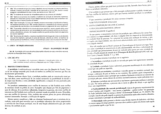 Art. 16 m!l!•lll•fillilillffiDOO!•Ij•tf!!W
·---------------------------------------------------·
333. "Em se tratando de guia de custas e depósito recursal inseridos no sistema eletrônico,
estando o arquivo corrompido, impedido de ser executado ou de ser lido, deverá o relator
assegurar a possibilidade de sanar o vício, nos termos do art. 938, § 1º"·
335. "O incidente de assunção de competência aplica-se ao processo do trabalho".
~ 347. "Aplica-se ao processo do trabalho o incidente de resolução de demandas repetitivas,
devendo ser instaurado quando houver efetiva repetição de processos que contenham con-
trovérsia sobre a mesma questão de direito".
~ 350. "Cabe reclamação, na Justiça do Trabalho, da parte interessada ou do Ministério Público,
nas hipóteses previstas no art. 988, visando a preservar a competência do tribunal e garantir
a autoridade das suas decisões e do precedente firmado em julgamento de casos repetitivos".
352. "É permitida a desistência do recurso de revista repetitivo, mesmo quando eleito como
representativo da controvérsia, sem necessidade de anuência da parte adversa ou dos litiscon-
sortes; a desistência, contudo, não impede a análise da questão jurídica objeto de julgamento
do recurso repetitivo".
~ 353. "No processo do trabalho, o equívoco no preenchimento da guia de custas ou de depósito
recursal não implicará a aplicação da pena de deserção, cabendo ao relator, na hipótese de
dúvida quanto ao recolhimento, intimar o recorrente para sanar o vício no prazo de cinco dias".
+ LIVRO 11- DA FUNÇÃO JURISDICIONAL
~TÍTULO 1- DA JURISDIÇÃO EDA AÇÃO
Art. 16. A jurisdição civil é exercida pelos juízes e pelos tribunais em todo o território nacional,
conforme as disposições deste Código.
I. CPC DE 1973
Art. 1° A jurisdição civil, conrenciosa c 'Oluntária, é exercida pelos juízes, em
todo o território nacional, conforme as disposições que este Código estabelece.
2. BREVES COMENTÁRIOS
i
A jurisdição é tradicionalmente entendida como uma das funçóes do Estado. Trata-
-se de um encargo assumido pelo Estado de resolver os conflitos de interesses que lhes são
devidamente apresentados.
Todavia, conforme clássica lição, a jurisdição também pode ser conceituada como po-
der, vale dizer, como manifestação de um estatal consistente na possibilidade de decidir e
de impor suas decisões, e como atividade, significando o conjunto de atos praticados pelo
juiz no processo.
Na jurisdição contenciosa existe conflito de interesses ou lide fundada num conflito
de interesses vazado no pedido do autor. Exemplos: ação despejo por falta de pagamento e
ação de cobrança. Já na jurisdição voluntária, integrativa ou graciosa, não existe conflito de
interesses ou lide fundada num conflito de interesses vazado no pedido do autor. Há pedido,
mas não conflito de interesses. Aliás, também não existem partes (ou partes adversárias),
somente interessados. Exemplo: a retificação de registro.
Muitos autores consideram a lide um elemento fundamental para a existência da ju-
risdição, razão pela qual entendem que na jurisdição voluntária não existe propriamente
o exercício de uma função jurisdição, mas de uma função administrativa que, por razões
diversas, foi confiada ao juiz.
44
IUl. 10
mmmvs;;t•IHti1•B•a'''''
Outros, porém, acham que pode haver jurisdição sem lide, havendo, desta forma, juris-
diçáo na jurisdição voluntária. .
E há também os que pensam que a lide pressupõe exclusivan~en~e ~ p~d~do, m_es~10 _q~te
. fl' d · . ., tivo pelo qual haveria tambcm JUnsd tÇIO na JUnsdtçao
náo hap con tto e mtetesses, mo
voluntária.
O que caracteriza a jurisdição? H<í várias correntes a respeito:
SUBSTITUTIVIDADE (Chiovenda)
hl JUSTA COMPOSIÇÃO DA LIDE (Carnelutti)
COISA JULGADA MATERIAL (Allorio)
.. IMPARCIALIDADE (Cappelletti)
· · d · · d' < que a diferencia das outras fun-
Ao ue parece, a caractensuca marcante a JUr!S t<yao, . d
. q . ' . . . l'd d ' I dizer o J'ulgador deve ser imparcial ou desmteressa o
·oes estatais e a zmpmoa t a e,' a e , ' d , . · ·
' . . I d ' final do processo Se o processo for extinto sem resolução o menta, o JUIZ
no rcsu ta o · ' . 'd d · · 'i) da lide e
teLÍ agido com imparcialidade, mas náo haverá substituttvt a e, JUSta compostç. (
coisa julgada material. , .
Mas vale ressaltar que no Brasil a posiçáo de Chiovenda goza de bastante p~est.tgt~--Pa~a
esse <IUtor, a jurisdição se caracterizaria a) pela .rubstitutitJidade, vale dtz.er, a su )Stlt-~tç~o de
uma atividade que primariamente deveria ser realizada pelas partes por u~1,~ ,·ttt. ~e o
Fsudo; e b) pela atuação da tJontade da lei (Princípios de derecho procesa ovt ' ua . esp.
Jose Casais y Santaló, Madrid, T. L P· 369).
Já os princípios atinentes à jurisdiçáo são os seguintes: . .
'd · · d' -0
só ]Jode ser exercida por quem está regularmente uwesndo
,;) i nvestt ura: a JUr!S tça · -
da auroridade de juiz. .
b) Unidade: a jurisdição é una e indivisível, porquanto manifestação de uma soberama
estatal que não pode ser repartida. . ' . . .
d
, · 't' · . a
1
·urt'sdição é exercida apenas no ternrono naciOnal, ISto
c) A erenoa ao tern ono. d
a Soberania do país se limita ao seu território. Há também quem compree~ a a
porque · I · · · ercícto da
aderência ao território como o princípio que estabelece imitações ternto~tat~ ao_e~..
jurisdição pelo juiz, mesmo dentro do território nacional (comarcas, seçoes ~udtctanas et'c:).
d) Inércia: a jurisdição não será exercida se não houver a pr~vocação.n:edtante o e~er~~to
da ação. Por outras palavras, o processo não se inicia ex officto (de oftcto), o que stgm tca
dizer: sem requerimento. . .
e) Inafastabilidade (do controle jurisdicional): trata-se da ga~antia ~o~stttucwn~l ~o
Kesso à justiça, pois ninguém - nem mesmo o legislador - podera exclUir da a~~~a~ao
do Poder Judiciário lesão ou ameaça a direito" (Constituição Federal, art. 5o,,~X . ). ' ~r
exemplo: uma lei não pode impedir as pesso~s.de promoverem ações sobre matena tnbutana,
porque contrariaria o princípio da inafastabtltdade. .
d. · d 'd posta do Judiciário vale dtzer,
f) Efetividade: rodos possuem o tretto a uma evt ares . . , _
1
no menor espaço de tempo possível, o processo deve conferir a quem tem dtretto tudo aqut o
e precisamente aquilo a que faz jus.
45
 