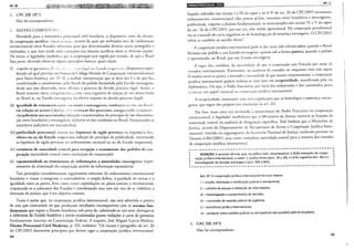 1. CPC DE 1973
Não há correspondeme.
2. BREVES COMEJ';JT; i"i C .
Novidade para a sistenútica processual civil brasileira, o dispositivo trata da chama-
da cooperação jurídica inicm:.H:iuna:, através da qual são realizados atos de colaboração
extraterritorial entre Estados soberanos para que determinados direitos sejam protegidos e
realizados, o que vem sendo uma consrame nas relações jurídicas entre as diversas nações.
De início, o legislador estabelece que a cooperação será regida por tratado, de que o Brasil
faça parte, devendo observar alguns jHincípios básicos, quais sejam:
(i) ,-c~peito às garaHtÍ~><; J,,, ,:_;:; ,...;.. , ·" --'"';" k)1,;•: '"'' :~:~ca•lü núl"""-'"·'"-" (dispositivo repro-
duzido tal qual previsto no l'rojcto de Código Modelo de Cooperação lnterjurisdicional
para Ibero-América, arr. 2", li, a melhor interpretação que se deve dar é a de que fica
condicionado o atendimento, pelo Brasil, do pedido formulado pelo Est<'do estrangeiro,
desde que seja observado, nestl' último, :1 garanria do devido processo legal. Assim, o
Brasil somenre daria cumprimento .r uma carta rogatória de citação de réu domiciliado
no Brasil se, no Estado estrangeiro, h;í efetivo respeito ao devido processo legal);
(ii) igualdade de tratamento eil!.rc ;·.;vúmais e estrangeims, residentes or.l nii•_,, no i:)rc?oií
em relação ao acesso à jus>;ça ·:i>: <. •m·dtação dos processos, assegLt~·;mdo-se assistê1;
da judiciária aos necessitados (situação c:1racterizadora do princípio da não discrimina-
ção entre brasileiros e estrangeiros, inclusive os não residentes no Brasil, franqueando-se
assistência judiciária aos neccssirados);
(iii) publicidade processual, ex~·eto n::;s hipóteses de sigilo previstas n:c icgisiaç:il.o br;~
sileira ou na do Estado requerente (adoção do princípio da publicidade, excetuando
as hipóteses de sigilo previstas no ordenamento nacional ou no do Estado requerente);
(iv) existência de autoridade central para recepção e transmissão dos pedidos de coo-
peração (autoridade cemral como instituição de cooperação);
(v) espontaneidade na transmissão d.e informações a autoridades estrangeiras (repre-
sentativo da otimização da cooperação através da informação espontânea).
Tais princípios consubstanciam regramentos mínimos do ordenamento constitucional
brasileiro e visam a assegurar o contraditório, a ampla defesa, a paridade de armas e a
igualdade entre as partes, bem como evitar capitulações no plano externo e internacional,
respeitando-se a soberania dos Estados e coordenando seus atos em vias de se viabilizar a
obtenção da justiça, que é seu objetivo comum.
Tanto é assim que, na cooperação jurídica internacional, não será admitida a prática
de atos que contrariem ou que produzam resultados incompatíveis com as normas fun-
damentais que regem o Estado brasileiro, sob pena de, admitindo-se tais atos, derrogar-se
a soberania do Estado brasileiro e serem ocasionadas graves violações à carta de garantias
fundamentais inscritas na Constituição Federal. A respeito, José Miguel Garcia Medina,
Direito Processual Civil Moderno, p. 152, esclarece: "Os incisos e parágrafos do art. 26
do CPC/2015 descrevem princípios que devem reger a cooperação jurídica internacional.
64
19•l•llij•iij;I•IHf}11f!11BCJII
An.u
Aqueles referidos nos incisos I a III do capttt e no§ 3° do an. 26 do CPC/2015 encontram
embasamenro constitucional (due process of Lr1w, isonomia entre brasileiros e estrangeiros,
publicidade, respeito a direiros fundamentais); os mencionados nos incisos IV e V do capttt
do art. 26 do CPC/2015, por sua vez, têm índole operacional. Há cooperação jurisdicional
em se tratando de carta rogatória ou de homologação de sentença estrangeira. O CPC/2015
refere-se também ao auxílio direto".
A cooperação jurídica internacional pode se dar tanto sob a forma ativa, quando o Brasil
formula um pedido a um Estado estrangeiro, quanto sob a forma passiva, quando o pedido
é apresentado, ao Brasil, por um Estado estrangeiro.
A regra diz, também, da necessidade de que a cooperação seja firmada por meio de
tratados internacionais. Entretanto, na ausência de tratados ou enquanto estes não sejam
firmados entre os países, e havendo a necessidade de que atuem conjuntamente, a cooperação
jurídica internacional poderá realizar-se com base em reciprocidade, manifestada pela via
diplomática. Ou seja, o Poder Executivo, por meio das embaixadas e dos consulados, passa
a exercer um papel essencial na cooperação jurídica internacional.
A reciprocidade, entretanto, n~ío scd exigida para que se homologue a scnteacra <!süaü-·
gcíra, que segue rito próprio (ver :1noraçúcs ao :lrt. 21).
Por fim, mais uma vez revelando a importância do Poder Executivo na cooperação
inrernacional, o legislador estabeleceu que o Ministério da Justiça exercerá as funções de
autoridade central na ausência de designação específica. Vale lembrar que o Ministério da
Justiça, através do Departamento de Recuperaçáo de Ativos e Cooperação Jurídica Inter-
nacional, inserido no organograma da Secretaria Nacional de Justiça, conforme previsto no
Decreto 6.061/20017, atua como verdadeir;l auroridade central para a maioria dos tratados
de cooperação jurídica internacional.
r------------------~--------------------------------~
ATENÇÃO: é possível afirmar que, na esfera cível, vislumbramos 3 (três) exemplos de coope- 1
ração jurídica internacional, a saber: o auxílio direto (arts. 28 a 34}, a carta rogatória (art. 36} e a
1
homologação de decisão estrangeira (arts. 960 a 965}.
~---------------------------------------------------~
Art. 27. A cooperação jurídica internacional terá por objeto:
1- citação, intimação e notificação judicial e extrajudicial;
11- colheita de provas e obtenção de informações;
111 - homologação e cumprimento de decisão;
IV- concessão de medida judicial de urgência;
V- assistência jurídica internacional;
VI -qualquer outra medida judicial ou extrajudicial não proibida pela lei brasileira.
I. CPC DE 1973
Não há correspondente.
65
 