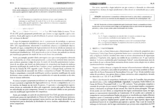 Art. 43
Art. 43. Determina-se a competência no momento do registro ou da distribuição da petição
inicial, sendo irrelevantes as modificações do estado de fato ou de direito ocorridas posteriormente,
salvo quando suprimirem órgão judiciário ou alterarem a competência absoluta.
irr. R7. Determina-se a competência no nwmc1Ho em (JIIL' a at,Jw é proposta. Sáo
irreJevaiHCS :.lS modifiCaÇÔl'S do CSiado de rato Otl de direito ocorridas posterior-
lllCIHC, salvo quando suprimirem o órg:w judicijrio ou :1ltnan:m :1 compcrência
em razáo da matéria ou da hicrarqui:1.
Em "'. ,,,, '· ,,: n}ir!.'ÍIÍ•'I 1',. ""''·'''''" ·, V. 1, P· 200, Freclie Didier Jr ensina: "O art.
43 do CPC prevê a perpeturltio jurisdictionis, que consiste na regra segundo a qual a com-
petência, fixada pelo registro ou pela distribuição ela petição inicial, permanecerá a mesma
até a prolação da decisão".
A regra da perpetuatio jurisdictionis, isto é, a perpetuação da jurisdição, se apresenta
mais como uma regra de estabilidade do processo, juntamente com o que dispõem os arts.
108 e 329, respecrivamcme, relacionados à estabilidade subjetiva e à estabilidade objetiva.
Segundo tal regra, a competência do órgáo jurisdicional deverá ser aferida no momento em
que a ação é proposta, considerada, pela legislação, tanto que esta última seja despachada ou
simplesmente distribuída (art. 312), perpetuando-se daí em diante, não podendo ser alterada
por modificação posterior do estado de Lno ou de direito dos envolvidos.
Assim, por exemplo, quando é dada a prerrogativa para que o autor proponha a demanda
em seu domicílio, se o fizer, estará perpetuando a competência territorial deste domicílio
para conhecer, processar e julgar da causa. Se mudar de domicílio posreriormeme à propo-
situra de seu pleito, não haverá um deslocamemn de competência em função da mudança
(posterior modificação do estado de faro). Lembrar, porque igualmente muito questionada,
do teor da Súmula 58, STF, segundo a qual: "Proposta a execução fiscal, a posterior mu-
dança de domicílio do executado não desloca a competência já fixada". Da mesma forma,
fixada a competência e ocorrendo modificações jurídicas (posterior modificação do estado
de direito), como o estado civil ou as regras estabelecidas em razão do território ou do valor,
estas se tornam irrelevantes.
As únicas exceções à perpetuatiojurisdictionis são aquelas decorrentes da modificação de
lei que ocasionem a supressão do órgáo judidf.rio ou .;Iterem a competência em •·aLi1_,
da matéria, da função ou em razão da pessoa. A supressão e a incompetência superve-
niente devem ser conhecidas de ofício pelo magistrado, motivo pelo qual os feitos devem
ser redistribuídos ao juízo competente, devendo ser considerados válidos os atos praticados
antes da modificação superveniente de competência.
Assim, por exemplo, se o juízo de uma determinada Vara Cível, que antes não possuía es-
pecialização, passa a ser especializado em Direito de Família ou Direito Falimentar (portanto,
tornando-se incompetente para quaisquer outras matérias que não estas), deverá declarar-se
incompetente para as demandas já distribuídas de outras matérias, redistribuindo - as aos
juízos competentes.
78
Art. 44
Em suma, suprimido o órgão judiciário em que tramitava a demanda ou sobrevindo
incompetência absoluta do órgão jurisdicional, o feito dever;Í sl'r redistribuído para o juízo
compctenrc.
ATENÇÃO: relativamente à competência relativa (territorial ou pelo valor), a perpetuatio ju-
risdictionis só ocorrerá no momento da não alegação como preliminar de contestação(art. 65).
Art. 44. Obedecidos os limites estabelecidos pela Constituição Federal, a competência é deter-
minada pelas normas previstas neste Código ou em legislação especial, pelas normas de organização
judiciária e, ainda, no que couber, pelas constituições dos Estados.
i 1t. ~) . Regem a competência em razão do valor c da mau..'Tia as normas de orga-
niJ.a~.;;Ü) judici:íria, ressalvados os casos expressos neste Código.
.-rt. 1
):). Regem a competência dos tribunais as norm:ls da Constituição da Rcpú-
hliLa c de organização judiciária. A competência funcional dos juÍ'l,es de primeiro
gr:1u é disciplinado neste Código.
2. BREVLS COJ'V!ENTÁ.RIOS
Como se sabe, as fontes básicas para a determinação dos critérios de competência são a
Constiruiç,-w Federal (que fixam os primeiros limites para o exercício da função jurisdicio-
n:ll), as legislaçôcs federal e estadual, bem como as normas administrativas de organização
judiciária. O legislador, aliás, registra, nos moldes do que estabelece o art. 1°, que é preciso
obedecer "os limites estabelecidos pela Constituição Federal", numa demonstração mais do
que evidente de que as demais fontes normativas devem manter estrita relação com os valores
constitucionalmente consagrados.
Importa também destacar, a respeito das normas infraconstitucionais indicadas, que as
mesmas não se submetem a uma ordem de prevalência, tanto que restou acordado no Enun-
ciado 236, do Fórum Permanente de Processualistas Civis, que "O art. 44 não estabelece uma
ordem de prevalência, mas apenas elenca as fontes normativas sobre competência, devendo
ser observado o art. 125, § 1°, da CF/1988".
Sobre a distribuição da competência, lembrando as lições de Canotilho, dois princípios
são identificados, a saber: indisponibilidade c tipicidade. A propósito, Fredie Didier Jr, em
Cu1·so de Direito Processual Civil, v. 1, p. 199, esclarece: "Esses princípios compõem o
conteúdo do princípio do juiz natural. O desrespeito a tais princípios implica, consequente-
mente, o desrespeito ao princípio do juiz natural. Eis a lição do jurista português: "Daí que:
(1) de acordo com este último, as competências dos órgãos constitucionais sejam, em regra,
apenas as expressamente enumeradas na Constituição; (2) de acordo com o primeiro, as
competências constirucionalmente fixadas não poss2.m ser transferidas para órgãos diferentes
daqueles a quem ~ Constituição as atribui". O STF admire que se reconheça a existência de
competências implícitas (implied power): quando não houver regra expressa, algum órgão
jurisdicional haverá de ter competência para apreciar a questão. Veja o caso do recurso de
embargos de declaração: não há regra constitucional que preveja como competência do STF
79
 