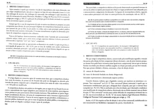 Art. 62
2. BREVES COMENl/{RiOS
Aç_ã~ acessória é aquela que mantém vínculo de dependência com outra demanda, seja
por extgtr complementação, seja por se originar no bojo de outra demanda (como é 0 caso
dos embargos de terceiro, dos embargos do executado, dos embargos à ação monitória, da
ação de restauração de autos) (Marinoni; Mitidiero, C&d;go de Procesw Civil um11entad<C-
ar~igo por artigo, p. 169). É a aplicação do princípio geral de direito retratado na expressão
latma acassorium st•quitur principalc.
Sempre que fi>r o caso de surgimento de ação acessória esta deverá ser proposta no juízo
competente para dirimir da ação principal (hipótese de competência funcional do juízo), já
que somente ele, por já lidar nu por poder vir a lidar com a ação principal, poderá proferir
u_m~ decisão mais coerenre à demanda. O mesmo entendimento se aplica às demandas prin-
ctpats de competência originária dos rribunais.
Trata-se de htpórese doutrinariamente conhecida como "conexão por acessoriedade",
cabe~d~ realçar, ainda, que o novo texro corrigiu aspectos relativos à técnica processual.
subsmumdo a expressão "juiz" por "juízo" competente.
U~na ex,~eção que pode ser apresentada ao dispositivo em estudo é a aifáu Je pwdu•~á,·
antectpada ele provas (art. 381, § 2°), pois se trata de medida com caráter nitidamente
a_cessório à deman_d~ principal e que pode ser ajuizada em local diverso daquele em que se
situam o foro e o JUIZO competcmes para a demanda principal.
. Art. 62. A competência determinada em razão da matéria, da pessoa ou da função é inderro-
gavel por convenção das partes.
1. CPC DE 1973
Art. 111~ A competência em razão da matéria e da hierarquia é inderrogável por
convençao das partes; mas estas podem modificar a competência em razão do
valor c do território, elegendo foro onde serão propostas as ações oriundas de
direitos e obrigaçôes.
2. BREVES COMENTÁRIOS
O artigo dispõe-se a enunciar, agora de maneira mais clara, que a competência absoluta
(em razão da matéria, da pessoa ou da função) não pode ser derrogada ou alterada pela
vontade das partes, enquanto que a competência relativa (em razão do valor e do território
- art. 63) pode ser modificada.
A competência absoluta não poderá ser derrogada, pois as regras de sua fixação levam em
conta a especialidade dos órgãos julgadores para tratarem de certas matérias, para julgarem
~er~as ~es~oa~ ~u p~ra _processarem determinados institutos. Não poderiam as partes eleger
orgaos JUnsdtctonats dtversos, sob pena de comprometerem toda a estrutura organizacional
~o Poder J~diciário brasileiro. Trata-se de norma cogente em que prevalece, evidentemenre, 0
Interesse publico, lembrando que, por se tratar de questão de ordem pública, a incompetência
absoluta pode ser alegada a qualquer tempo e grau de jurisdição.
104
Art. 63
RffiJiijeiH;{elijf}il611ijW111 -------------------------------
Por outro lado, a competência relativa se dá quando determinada no provável interesse de
um ou de ambos os sujeitos processuais em relação ao órgão jurisdicional mais adequado para
o processamento e julgamento da denuncia. A alegação de incompetência relativa, segundo
a nova ordem processual civil, deve vir como preliminar de contestação, vide art. 337, li.
Art. 63. As partes podem modificar a competência em razão do valor e do território, elegendo
foro onde será proposta ação oriunda de direitos e obrigações.
§ 12 Aeleição de foro só produz efeito quando constar de instrumento escrito e aludir expres-
samente a determinado negócio jurídico.
§ 22 O foro contratual obriga os herdeiros e sucessores das partes.
§ 39 Antes da citação, a cláusula de eleição de foro, se abusiva, pode ser reputada ineficaz de
ofício pelo juiz, que determinará a remessa dos autos ao juízo do foro de domicílio do réu.
§ 42 Citado, incumbe ao réu alegar a abusividade da cláusula de eleição de foro na contestação,
sob pena de preclusão.
CPC DE 1973
Art. 111. A competência em razão da matéria c da hierarquia é inderrogável por
convenção das partes; mas estas podem modificar a competência em razão do
valor e do território, elegendo foro onde serão propostas as ações oriundas de
direitos e obrigações.
2. BREVES COMENTÁRIOS
No que tange à competência relativa, caracterizada pela modificação segundo a vontade
. das partes pela eleição de foro competente (jorum electionis), e não do juízo (mesmo porque,
no mesmo foro pode haver inúmeros juízos igualmente competentes), tem-se que as mesmas
ficarão vincuiadas para dirimir conflitos surgidos na relação pactuada, por sua livre vontade.
Para que possua validade e eficácia, entretanto, o foro de eleição deverá:
(i) constar de cláusula escrita;
(ii) tratar de demanda fundada em direito obrigacional;
(iii) aludir expressamente a determinado negócio jurídico.
Convém destacar, todavia, que o legislador cometeu um equívoco ao mencionar a ex-
pressão "foro contratual" no § 2°. O "foro contratual"(jorum contractus) é aquele que os
contratantes estabeleceram para que a obrigação fosse cumprida, para que o contrato fosse
cumprido (art. 78, CC). Não se confunde com o foro de eleição, que é destinado a estabelecer
uma modificação de competência relativa, direcionada não ao direito material, mas ao direito
de ação. O "foro contratual" servirá como critério definidor de competência territorial não no
art. 63, mas no já estudado art. 53, III, "d", do mesmo diploma legal (Marinoni; Mitidiero,
Código de Processo Civil comentado artigo por artigo, p. 170).
Assim, o § 2° diz respeito ao foro de eleição (e não ao foro contratual), estabelecendo ser
este transmissível aos herdeiros e sucessores das partes, vinculando-os.
105
 
