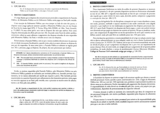 Art. 92 llilil!•ll•l$j@1;iifjj•UfjQ;I•Iijil;bJ•I•I;Jfj
1. CPC DE 1973
Art. 27. As despesas dos atos processuais, efetuados a requerimento do Ministério
Público ou da Fazenda Pública, serão pagas a final pelo vencido.' ..
2. BREVES COMENTÁRIOS
O artigo dispõe que as despesas dos aros processuais praticados a requerimento da Fazenda
Pública, do Ministério Público ou da Defensoria Pública serão pagas ao final pelo vencido.
Com exceção da Defensoria Pt'1blica, que atua sempre ao lado de uma das partes, o
disposto nesse artigo aplica-se somente quando o Ministério Público atua em sua função
de fiscal da lei (custos legis) (STJ, I" Turma, REsp 846.259/MS, rei. Min. Teori Zavascki,
p. 7.5.2007). Se atua como parte, arca com as despesas dos aros que realizar, bem como
daquelas determinadas de ofício pelo juiz (art. 82). Atuando como fiscal da ordem jurídica,
entretanto, caberá ao autor adiantar o pagamento das despesas oriundas de atos requeridos
pelo Ministério Público. Ao final, o vencido arcará com tais despesas.
Relativamente à Fazenda Pública, tem-se que a mesma também deverá atuar no processo
em atividade meramente fiscalizatória, quando então caberá ao autor adiantar as despesas de
aros por ela requeridos. Se atua como parte, a Fazenda Pública se submete ao regime geral
(art. 82) e, portanto, paga as despesas, ela própria, dos aros processuais que realizar.
r---------------------------------------------------~
I
ATENÇÃO: há 2 (dois) entendimentos sumulares do STJ envolvendo a Fazenda Pública e as
despesas processuais, ambos costumeiramente questionados nas primeiras fases:
~ 190- "Na execução fiscal, processada perante a Justiça Estadual, cumpre à Fazenda Pública
antecipar o numerário destinado ao custeio das despesas com o transporte dos oficiais de
justiça";
232- "A Fazenda Pública, quando parte no processo, fica sujeita à exigência do depósito
prévio dos honorários do perito".
L---------------------------------------------------
Ainda, as perícias requeridas pela Fazenda Pública, pelo Ministério Público ou pela
Defensoria Pública poderão ser realizadas por entidade pública ou, havendo previsão orça-
mentária, ter os valores adiantados por aquele que requerer a prova. Não havendo previsão
orçamemária no exercício financeiro para adiantamento dos honorários periciais, serão pagos
no exercício seguinte ou ao final, pelo vencido, caso o processo se encerre antes do adianta-
mento a ser feito pelo ente público.
Art. 92. Quando, a requerimento do réu, o juiz proferir sentença sem resolver o mérito, o
autor não poderá propor novamente a ação sem pagar ou depositar em cartório as despesas e os
honorários a que foi condenado.
1. CPC DE 1973
154
Art. 28. Quando, a requerimento do réu, o juiz declarar extinto o processo sem
julgar o mérito (art. 267, § 2°), o autor não poderá intentar de novo a ação, sem
pagar ou depositar em cartório as despesas e os honorários, em que foi condenado.
IB•I•IIH•*Q;!tlijJ}iiijtlíll!jll Art. 93
2. BREVES COMENTÁRIOS
Duas importantes lembranças no início da análise do presente dispositivo se mostram .
necessárias: a primeira é a de que o presente dispositivo encontra-se diretamente relacionado
ao teor do art. 486, §2°; a segunda está relacionada ao fato de que a extinção do processo
não impede que o autor intente de novo a ação, devendo, porém, comprovar o pagamento
c a correção do vício (arr. 486, § I0
).
A intenção do legislador foi a de disciplinar a situação em que o autor abandona a causa,
não sendo, portanto, analisado o aspecto meritório (e não sendo constituída coisa julgada
marcrial), o que implicará na sua condenação ao pagamento das despesas processuais (arr.
485, § 2°, parte final). Enquanto tais despesas não forem pagas, o autor não poderá intentar
nova demanda até que pague ou deposite em cartório tal quantia. Há que se ponderar, ainda,
que a não comprovação do pagamento no ato do ajuizamento da nova ação constitui-se em
defeito sanável, razão pela qual deve ser conferido prazo (art. 321) para tanto.
Parte da doutrina questionava a constitucionalidade de tal artigo na redação anterior (que
não se alterou substancialmente na nova redação), tendo em vista o direito fundamental de
acesso àJustiça (art. 5°, XXXV, CF). Todavia, tem-se que tal inconstitucionalidade não pode
ser aferida de plano, já que o pagamento das despesas não é, por si só, um impedimento de
acesso à Justiça. Deve, de ourro modo, ser comprovado que o pagamento de tal quantia poderá
inviabilizar, de modo absoluto, o acesso do jurisdicionado à Justiça (Marinoni; Mitidiero,
Código de Processo Civil comentado artigo por artigo, p. 128-129).
Art. 93. As despesas de atos adiados ou cuja repetição for necessária ficarão a cargo da parte,
do auxiliar da justiça, do órgão do Ministério Público ou da Defensoria Pública ou do juiz que, sem
justo motivo, houver dado causa ao adiamento ou à repetição.
1. CPC DE 1973
Art. 29. As despesas dos atos, que forem adiados ou tiverem de repetir-se, ficarão
a cargo da parte, do serventuário, do órgão do Ministério Público ou do juiz que,
sem justo motivo, houver dado causa ao adiamento ou à repetição.
2. BREVES COMENTÁRIOS
A finalidade do disposto no presente artigo é a de sancionar aqueles que obstam o normal
deslinde processual. Assim, quando a parte, o serventuário (art. 223), o órgão do Ministério
Público (art. 181) ou o juiz (art. 143) repetirem o ato, perderem a oportunidade da prática ou
derem causa ao seu adiamento, ficarão responsáveis pelo pagamento das despesas decorrentes.
A responsabilidade de todos deverá ser reconhecida pelo juiz, exceto a do próprio juiz que,
evidentemente, dependerá de pronunciamento do respectivo tribunal.
A mesma situação se aplica ao assistente. Já a testemunha que deixa de comparecer ao
ato processual designado, sem motivo justificado, responderá pelas despesas do adiamento
(art. 455, § 5°).
O justo motivo é a escusa do sujeito processual para eximir-se da responsabilidade pelas
despesas do ato adiado ou repetido, sendo concebido enquanto motivo minimamente razoável
para que o ato não se tenha realizado.
155
 