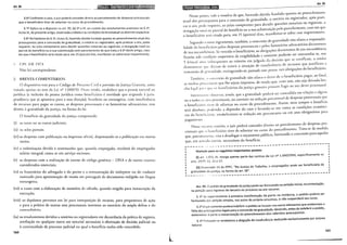 Art. 98
§ 6º Con~o~~e o caso, o juiz poderá conceder direito ao parcelamento de despesas processuais
que o benef1c1ano t1ver de adiantar no curso do procedimento.
. . § 7º Aplica-se o disposto no art. 95, §§ 3º a 5º, ao custeio dos emolumentos previstos no§ 1º
mCISo IX, do presente artigo, observada a tabela e as condições da lei estadual ou distrital respectiva:
§ 8º Na hipótese do§ 1º, inciso IX, havendo dúvida fundada quanto ao preenchimento atual dos
pressupostos. P_ara a concessão de gratuidade, o notário ou registrador, após praticar 0 ato, pode
requerer, ao JUiz,ocompetente para decidir questões notariais ou registrais, a revogação total ou
parc1al do bene~~~~o.ou a ~ua substituição pelo parcelamento de que trata 0 § 6º deste artigo, caso
em que o benef1c1ano sera citado para, em 15 (quinze) dias, manifestar-se sobre esse requerimento.
CPC DE 1975
Não há correspondeme.
2. BREVES COMENTÁRIOS
.. O dispositivo traz para o Código de Processo Civil a previsão da Justiça Gratuita, antes
ua~a~a apenas ao_ teor da Lei n° 1.060/50. Deste modo, estabelece que a pessoa natural ou
JUndiCa (a mclusao da pessoa jurídica como beneficiária é novidade que respoi1d. a' · .·
. d' · " · e jUIIS-
pi u encra que J<l apontava para a essa direção), brasileira ou estrangeira, com insuficiência
d~ r~cu:·sos pa~·a pagar as custas, as despesas processuais e os honorários advocatícios, tem
direito a grattudade da justiça, na forma da lei.
O benefício da gratuidade da justiça compreende:
(i) as taxas ou as custas judiciais;
(ii) os selos postais;
(iii) as ~espesas com publicação na imprensa oficial, dispensando-se a publicação em outros
meiOs;
(iv) a ii,1~en_ização devida à testemu~ha que, quando empregada, receberá do empregador
sala11o Imegral, como se em servrço estivesse;
(v) as despesas com a realização de exame de código genético _ DNA e d
. e outros exames
consrderados essenciais;
(vi) os honorários do advogado e do perito e a remuneração do imérprete ou do tradutor
nomead~ para apresentação de versão em português de documento redigido em língua
estrangeira;
(vii) o cust~ com a elaboração de memória de cálculo, quando exigida para instauração da
execuçao;
(viii) os depósi:o~ previstos em lei para interposição de recurso, para propositura de ação
e para a. ~r~uca de outros atos processuais ineremes ao exercício da ampla defesa e do
contradJtono;
(ix) os emol~1memos devidos a notários ou r~gistradores em decorrência da prática de registro,
~verba~ao. ou qualquer outro ato notanal necessário à efetivação de decisão judicial ou
a connnurdade de processo judicial no qual o benefício tenha sido concedido.
160
L
Art. 99
Nesse ponto, vale a ressalva de que, havendo dúvida fundada quamo ao preenchimento
amai dos pressupostos para a concessão de gratuidade, o notário ou registrador, após prati-
car o ato, pode requerer, ao juízo competenre para decidir questóes notariais ou registrais, a
revogação total ou parcial do benefício ou a sua substituição pelo parcelamento, caso em que
o beneficiário será eirado para, em 15 (quinze) dias, manifesrar-se sobre esse requerimento.
Segundo o novo regramento, também, a concessão de gratuidade não afasta a responsabi-
lidade do benefiáírio pelas despesas processuais e pelos honorários advocatícios decorrentes
de sua sucumb~nci;l. Se vencido o beneficiário, as obrigações decorrentes de sua sucumbência
ficarão sob condiçào suspensiva de exigibilidade e somente poderão ser executadas se, nos
5 (cinco) anm subsequentcs ao trânsito em julgado da decisão que as certificou, o credor
demonstrar que deixou de existir a situação de insuficiência de recursos que justificou a
concessão de gratuidade, extinguindo-se, passado esse prazo, tais obrigaçóes do beneficiário.
Também. cl c·o1Kessáo de gratuidade não afasta o dever de o beneficiário pagar, ao final,
as multas pro<essuais que lhe sejam impostas, de modo que, com isso, não seja deixada bre-
cha legal par.; que os beneficiários da justiça graruita possam fugir ao seu dever processual.
lnrercsscliHL' observar, ainda, que a gratuidade poderá ser conccdida em relação a algum
ou a rodos os atos processuais, ou consistir na redU<,:ão percentual de despesas processuais que
o beneficiário 1i·er de adiantar no curso do procedimento. Assim, nem sempre o benefício
será absoluto. podendo, a depender do caso e levando-se em conta as condições econômi-
cas do bencficicirio. estabelecerem-se redução em percentuais ou em atos obrigatórios para
pagamento.
Nesse mesmo sentido, o juiz poderá conceder direito ao parcelamento de despesas pro-
cessuais que o hcn..:ficiário tiver de adianrar no curso do procedimento. Trata-se de medida
que, patenrcmcnu:, visa a desafogar o orçamento público, limitando a concessão para aqueles
que, em sem ido estrito, necessitem do benefício.
·------ ·--------------------------------------------·
Atenção para os seguintes importantes pontos:
(i) art. 1.072, 111, revoga apenas parte das normas da Lei n2 1.060/1950, especificamente os
arts. 2º/7Q, 11, 12 e 17;
(ii) Enunciado 13 do FPPC: "Na Justiça do Trabalho, o empregador pode ser beneficiário da
gratuidade da justiça, na forma do art. 98".
-------------------------------------------·
Art. 99. O pedido de gratuidade da justiça pode ser formulado na petição inicial, na contestação,
na petição para ingresso de terceiro no processo ou em recurso.
§ 1º Se superveniente à primeira manifestação da parte na instância, o pedido poderá ser
formulado por petição simples, nos autos do próprio processo, e não suspenderá seu curso.
§ 22 Ojuiz somente poderá indeferir o pedido se houver nos autos elementos que evidenciem a
falta dos pressupostos legais para a concessão de gratuidade, devendo, antes de indeferir o pedido,
determinar à parte a comprovação do preenchimento dos referidos pressupostos.
§ 3º Presume-~e verdadeira a alegação de insuficiência deduzida exclusivamente por pessoa
natural.
161
 