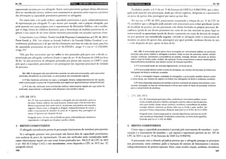 Art. 104 liiill!•ld•f&1Q;1;iifjj•l•hJQ;I•I9II;f;1•I•J;1f1
representada em juízo por um advogado. Assim, numa prova/teste qualquer dessas alternativas
deve ser considerada correta, embora mais comumente se apresente como resposta a primeira
das afirmações (a capacidade postulatória pertence ao advogado).
Por outro lado, a lei pode atribuir capacidade postulatória à parte independemememe
de represemação por advogado. f~ o que ocorre, por exemplo: com o próprio advogado, que
pode postular em causa própria; com o representante do Ministério Público; com a mulher,
que se alega vítima de violência doméstica, para a formulação de medidas protetivas de ur-
gência; e nas causas de até vinte salários mínimos processadas nos juizados especiais cíveis.
Como lembra Luiz Dellore, Teoria Geral do Processo: Coment.irios ao CPC de 2015:
Parte Gemi, p. 350, "em relação ao Juizado Federal e da Fazenda Pública Estadual, o en-
tendimento predominante é de que não há a limitação com base no valor da causa, para fins
de capacidade postulatória da parte (Lei n° 10.259/2011, artigo 1° e Lei n° 12.153/2009,
artigo 2°)."
Vale, por fim, acrescentar que são nulos os atos praticados pela parte sem a devida re-
presentação por advogado, conforme dispóe o capttt do art. 4° do Estatuto da OAB (na letra
da lei, "os atos privativos de advogado praticados por pessoa não inscrita na OAB"), razão
pela qual a capacidade poswlatória é um pressuposto (ou requisito) processual de validade
do processo.
Art. 104. O advogado não será admitido a postular em juízo sem procuração, salvo para evitar
preclusão, decadência ou prescrição, ou para praticar ato considerado urgente.
§ 12 Nas hipóteses previstas no caput, o advogado deverá, independentemente de caução,
exibir a procuração no prazo de 15 (quinze) dias, prorrogável por igual período por despacho do juiz.
§ 22 O ato não ratificado será considerado ineficaz relativamente àquele em cujo nome foi
praticado, respondendo o advogado pelas despesas e por perdas e danos.
1. CPC DE 1975
Art. 37. Sem instrumento de mandato, o advogado não será admitido a procurar
em juízo. Poderá, todavia, em nome da parte, intentar ação, a fim de evitar deca-
dência ou prescrição, bem como intervir, no processo, para praticar atos reputados
urgentes. Nestes casos, o advogado se obrigará, independentemente de caução, a
exibir o instrumento de mandato no prazo de 15 (quinze) dias, prorrogável até
outros 15 (quinze), por despacho do juiz.
Parágrafo único. Os atos, não ratificados no pra:w, serão havidos por inexistentes,
respondendo o advogado por despesas e perdas c danos.
2. BREVES COMENTÁRIOS
O advogado normalmente precisa de procuração (instrumento do mandato) para postular.
Se o advogado postular sem procuração não haverá falta de capacidade postulatória,
mas ausência da prova da representação. Os atos não ratificados serão considerados inefi-
cazes relativamente àquele em cujo nome foram praticados (art. 104 § 2° do CPC de 2015
e art. 662 do Código Civil), e não inexistentes, como dispunha o CPC de 1973 (art. 37,
parágrafo único).
166
lij•l•1lfl•IQ;I•I9f$11Ç11ijlijJ! Art. 105
Estabelece, porém, o§ I0
do art. 5° do Estatuto da OAB (Lei 8.906/1994), que o advo-
gado pode postular sem procuração, desde que afirme urgência, obrigando-se a apresent<í-la
no prazo de quinze dias, prorrogável por outros <jt!inze dias.
Por sua vez, o CPC de 2015, praticamente restaurando a redação do art. 37 do CPC de
73, estabelece que o advogado pode postular sem procuração para evita•· preclusão (perda
da faculdade de praticar um aro processual, com efeitos limitados ao próprio processo), de-
cadência (perda de um direito potestativo em razão do seu não exercício no prazo legal ou
convencional) ou prescrição (perda do direito à pretensão em razão do decurso do tempo),
ou para praticar ato considerado urgente, cabendo ao advogado exibir o instrumento de
mandam no prazo de quinze dias, prorrogável por igual período, mediante decisão do juiz
-e não despacho do juiz, apesar da letra da lei.
Art. 105. A procuração geral para o foro, outorgada por instrumento público ou particular
assinado pela parte, habilita o advogado a praticar todos os atos do processo, exceto receber
citação, confessar, reconhecer a procedência do pedido, transigir, desistir, renunciar ao direito
sobre o qual se funda a ação, receber, dar quitação, firmar compromisso e assinar declaração de
hipossuficiência econômica, que devem constar de cláusula específica.
§ 12 A procuração pode ser assinada digitalmente, na forma da lei.
§ 22 A procuração deverá conter o nome do advogado, seu número de inscrição na Ordem dos
Advogados do Brasil e endereço completo.
§ 32 Se o outorgado integrar sociedade de advogados, a procuração também deverá conter
o nome dessa, seu número de registro na Ordem dos Advogados do Brasil e endereço completo.
§ 42 Salvo disposição expressa em sentido contrário constante do próprio instrumento, a pro-
curação outorgada na fase de conhecimento é eficaz para todas as fases do processo, inclusive
para o cumprimento de sentença.
Art. 38. A procuração geral para o foro, conferida por instrumento público, ou par-
ticular assinado pela parte, habilita o advogado a praticar todos os atos do processo,
salvo para receber citação inicial, confessar, reconhecer a procedência do pedido,
transigir, desistir, renunciar ao direito sobre que se funda a ação, receber, dar
quitação e firmar compromisso. (Redação dada pela Lei n° 8.952, de 13.12.1994)
Parágrafo único. A procuração pode ser assinada digitalmente com base em certifi-
cado emitido por Autoridade Certificadora credenciada, na forma da lei específica.
(Incluído pela Lei n° 11.419, de 2006).
2. BREVES COMENTÁRIOS
Como regra a capacidade postulatória é provada pelo instrumento do mandato - a pro-
curação é o instrumento do mandato -, que seguirá o regramento previsto no art. 105 do
CPC de 2015 e no art. 5° do Estatuto da OAB (Lei 8.906/94).
A procuração com a cláusula adjudicia permite que o advogado pratique os principais
atos processuais, como contestar, pedir a limitação do número de litisconsortes e recorrer,
independentemente de poderes especiais. Estes, como receber citação, confessar, reconhecer
167
 