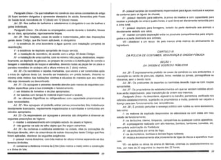 Paragrafo tJniCO.- Os que trabalham no comercio dos ramos constantes do artigo
26 ficam tambem obngados a apresentar atestados de saude, fomecidos pelo Posto
de Saude local, renovaveis de 12 (doze) em 12 (doze) meses.
-1rl. 28 - Nos saloes de barbeiros e cabeleireiros e obrigat6rio 0 usa de toalhas e
golas individuais.
Paragrafo tJnico - Os ofieiais ou empregados usarao durante 0 trabalho, blusas
de cor clara, apropriadas, rigorosamente limpas.
Arl. 29 - Nos hospitais, casas de saude e maternidades,.afem das disposic;oes
gerais deste C6digo, que Ihe forem aplieaveis, e obrigat6ria:
I - a exist~neia de uma iavanderia a agua quente com instalac;ao eompleta de
desinfecc;ao;
11- a exist~ncia de deposito apropriado de roupa servida;
1/1- a instalayao de necrotario, de acordo com 0 artigo 30 deste C6digo;
. IV - a instalac;aode uma cozinha, com no mInima tres pec;as,destinadas, respec-
tivamente, ao dep6sito de generos, ao prepare de eomida e a distribuiyao de comida e
lavagem e esterilizac;ao de louc;as e utensilios, devendo todas as pec;as ter os pisos e
paredes revestidos de azulejos ate a altura minima de 2 (dois) metros.
. . ~rl. 30~as necroterios e capelas mortuarias, que vierem a ser eonstruidas apos
o IOICIO de vigencia desta Lei, deverao ser instalados em predio isolado, distante no
mlnimo vinte metros das habitac;oes vizinhas e situadas de maneira que seu interior
nao seja devassado ou descortinado.
. Arl. 31- Os ac;ougues e peixarias deverao atender pelo menos as seguintes con-
du;:oesespeeificas para a sua instalayao e funcionamento. .
1- ser dotados de tomeiras e de pias apropriadas;
11- ter balcoes com tampa de material impermeavel e lavavel'
11/ - ter cflmaras frigorificas ou refrigeradores com capacid~de proporcional as
suas neeessidades.
Ad 32 - Nos a~ougues s6 poderao entrar carnes provenientes dos matadouros
devidamente licenciados, regularmente inspecionadas e carimbadas e eonduzidas em
veiculos apropriados. .
Arl. 33 - as responsaveis por a~ougues e peixarias sac obrigadas a observar as
seguintes prescri~oes de higiene:
1- manter 0 estabelecimento em completo estado de asseio e higiene;
11- nao guardar na sala de talho objeto que Ihe sejam estranhos.
Arl. 34 - As cocheiras e estabulos existentes na cidade, vilas ou povoac;oes do
Municipio deverao, alem da observancia de outras disposic;oes deste C6digo que Ihes
torem aplicadas, obedecer as seguintes exig~ncias:
1- possuir muros divisorios, com tr~s metros de altura minima separando-as dos
terrenos limitrofes;
11- eonservar a distancia minima de 2,5m (dois metros e meio) entre a eonstru~ao
e a divisa do lote;
/11_ possuir sarjetas de revestimento impermeavel paraaguas residuais e sarjetas
de contorno para as aguas de chuvas;
IV - possuir deposito para estrume, a prova de insetos e com capaeidade para
reeeber a produ~ao de vinte e quatro horas, a qual deve ser diariamente removida para
a zona rural;
V - possuir deposito para forragens, isolado da parte destinada aos animais e
devidamente vedado aos ratos;
VI- manter eompleta separaC;aoentre os possiveis eompartimentos para empre-
gados e a parte destinada aos animais;
V/I - obedecer a um recuo de pelo menos vinte metros do alinhamento do
logradouro.
CAPITULO 11/
DA POLICIA DE COSTUMES, SEGURAN9A E ORDEM PUBLICA
SE9.40/
DA ORDEM E SOSSEGO PUBLICOS
Arl. 35 - E expressamente proibido as casas de comercio au aos ambulantes, a
exposic;ao ou venda de gravuras, objetos, livros, revistas ou jornais, pornograficos ou
obscenos, sem 0 devido lacre.
Arl. 36 - Os praticantes de esportes ou banhistas deverao trajar-se com roupas
apropriadas.
Arl. 37- Os proprietarios de estabelecimentos em que se vendam bebidas alcoo-
licas serao responsaveis pela manuten~ao da ordem nos mesmos.
Paragrafo Unico - As desordens, algazarra ou barulho, porventura verificada nos
reteridos estabelecimentos, sujeitarao os proprietarios a multa, podendo ser ca9ada a
licen~a para seu funcionamento nas reincid~ncias.
Arl. 38 - E proibido perturbar 0 sossego publico com ruldos ou sons excessivos,
tais como:
I - os motores de explosao desprovidos de silenciosos ou com estes em mau
estado de funcionamento;
11_ os de buzina, clarins, tfmpanos, campainhas ou quaisquer outros aparelhos;
11/_ a propaganda realizada com alto-falantes, bombos, tambores, cornetas, etc.
sem previa autoriza9ao da Prefeitura;
IV - os produzidos por arma de togo;
V - os de morteiros, bombas e demais fogos ruidosos;
VI- musica excessivamente alta proveniente de lojas de discos e aparelhos musi-
cais:
VII - os apitos ou silvas de sirena de fabricas, cinemas ou estabelecimentos ou-
tros, por mais de 30 segundos ou depois das 22 horas:
 