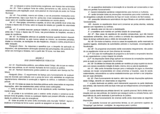 V/lI- os batuques e outros divertimentos congeneres, sem licenc;adas autoridades.
Art. 39 - Toda e qualquer fonte de ruldos, permanenteciu nao, acima de niveis
estabelecidos pela legislac;ao usual, sera passlvel de interven<;ao do poder de Pollcia
Municip?1.
A.rt. 40 - Fica proibido, mesmo em clubes, 0 use de possantes instala<;oes sono-
ras permanentes, seja a que titulo for, acima dos nlveis estabelecidos na legisla<;ao
usual, salvo em ocasiOes especiais ou em solenidades em recinto aberto.
Art. 41- Nas igrejas, conventos e capelas, os sinos nao poderao tocar antes das
5 horas e depois das 22 horas, salvo as toques de rebates por ocasiao de calamidade
publica. •
Art. 42 - E proibido executar qualquer trabalho ou atividade que produza ruldo,
antes das 7 horas e depois das 20 horas, nas proximidades de hospitais, escolas e
casas de residencia.
Art. 43 - As instalayOes eletricas s6 poderao funcionar quando tiverem dispositi-
vos capazes de eliminar, ou pelo menos reduzir ao mlnimo, as correntes parasitas,
diretas ou induzidas, as oscila<;Oesde alta freqoencia, chispas e ruidos prejudiciais a
radio recep<;80.
Paragrafo Unico - As maquinas e aparelhos que, a despeito da aplica<;ao do
dispositivo, nao apresentarem diminuiyao sensivel das perturbaryOes,nao poderao fun-
cionar aos domingos e feriados, nem a partir das 18 horas, nos dias uteis.
SE(:.402
DOS DIVERTIMENTOS PUSLICOS
Art. 44 - Divertimentos publicos, para efeitos deste C6digo, sac os que se realiza-
rem nas vias publicas, ou em recintos fechados de livre acesso ao pUblico.
Art. 45 - Nenhum divertimento publico podera ser realizado sem licenc;a da Pre-
feitura.
Paragrafo Unico - 0 requerimento de Iicenc;a para funcionamento de qualquer
casa de diversao sera instituido com a prova de terem side satisfeitas as exigencias
regulamentares referentes a construryao e higiene do ediffcio, e realizada a vistoria
policial.
. A.rt. 46 - Em todas as casas de diversOes pUblicas serao observadas as seguintes
dlsposlc;Oes,ah§mdas estabelecidas pelas normas sobre edificaryoes:
I - tanto as salas de entrada como as de espetaculo serao mantidas higienica-
mente limpas;
11- as portas e as corredores para 0 exterior serao amplos e conservar-se-ao
sempre livres de grades, m6veis ou quaisquer objetos que possam dificultar a retirada
rapida do pUblico em caso de emergencia;
11I- todas as portas de salda serao encimadas pela inscri<;ao "sAIDA", legivel a
distancia e luminosa de forma suave, quando se apagarem as luzes da sala;
IV - os aparelhos destinados a renovac;ao do ardeverao ser conservados e man-
tidos em perfeito funcionamento;
V - havera instalas:oes sanitarias independentes para homens e mulheres;
VI- serao tomadas todas as precau<;Oesnecessarias para evitar incendios, sen-
do obrigat6ria a ados:ao de extintores de fogo em locais visfveis e de facil acesso;
VII- possuirf;lo bebedouros automaticos de agua filtrada e em perfeito estado de
funcionamento;
VIII - durante os espetaculos dever-se-a conservar as portas abertas, vedadas
apenas com reposteiros ou cortinas;
IX - deverao estar em dia com a dedetizac;ao;
X - 0 mobiJiario sera mantido em perfeito estado de conservas:ao.
Art. 47 - Nas casas de espetaculo de sess6es consecutivas, que nao tiverem
escoadores suficientes, deve, entre a sarda e a entrada dos espectadores, decorrer
lapso de tempo suficiente para 0 efeito de renova<;ao de ar.
Art. 48 - Em todos os teatros, circos ou casas de espetaculos, serao reservados 4
(quatro) lugares, destin ados as autoridades policiais e municipais, encarregadas da
fiscaJizar;:ao.
Art. 49- Os programas anunciados serao executados integralmente, nao poden-
do os espetaculos iniciar-se em hora diversa da marcada.
§ 1°_ Em casa de modificay6es do programa au de hon3rio0 empresario devolve-
ra aos espectadores 0 prec;o integral da entrada.
§2°-As disposic;oes deste artigo aplicam-se inclusive as competi<;6es esportivas
para as quais se exija 0 pagamento de entradas.
Art. 50- Os bilhetesde entrada nao poderaoser vendidospor pre~ superiorao anunci-
ado e em numero excedentea 10ta<;aOdo teatro, cinema, circo ou salade espetaculos.
Art. 51- Nao serao fornecidas licenyas para a realiza<;aode jogos ou diversoes
ruidosas em locais compreendidos em areas pr6ximas a hospitais, casa de saude,
maternidades, educandarios ou outros estabelecimentos que venham a ser prejudica-
dos em suas atividades.
Art. 52- Para funcionamento de teatros, alem das demais disposir;:6es aplicaveis
deste C6digo, deverao ser observadas as seguintes:
I - a parte destinada ao publico sera inteiramente separada da parte destinada
aos artistas, nao havendo entre as duas mais que as indispensaveis comunicaryoes de
servic;o.
11- a parte destinada aos artistas devera ter, quando posslvel, facil e direta comu-
nicac;ao com as vias pUblicas, de maneira que assegure salda ou entrada franca, sem
depend~ncia da parte destinada a permanencia do publico.
Art. 53- Para funcionamento de cinemas serao ainda observadas as seguintes
disposic;Oes:
1- s6 poderao funcionar em pavimentos terreos, ou em pavimento superior de
"Shoppings" que tenham condic;Oes de seguranr;:a para 0 publico;
 