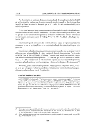 116
CÓDIGO PROCESAL CONSTITUCIONAL COMENTADO
ART. 3
Por el contrario, la sentencia de inconstitucionalidad, de acuerdo con el artículo 204
de la Constitución, implica que dicha norma queda sin efecto desde el día siguiente al de
la publicación de la sentencia. Es decir que se la expulsa del ordenamiento jurídico con
efecto erga omnes.
El efecto de la sentencia de amparo que declara fundada la demanda e inaplica la nor-
ma tiene efecto, exclusivamente, respecto del caso concreto que es el que se ventiló. Sal-
vo que por existir una afectación general el Tribunal Constitucional hubiese establecido
su inaplicación como precedente (STC Exp. N° 03741-2004-AA/TC, f. j. 50, Regla Sus-
tancial B)(7)
.
Naturalmente que la aplicación del control difuso no afecta la vigencia de la norma
por cuanto lo que se ha juzgado no es su constitucionalidad sino su aplicación a un caso
concreto.
Sin embargo, cabe advertir que determinadas sentencias en las que se ejerce el control
difuso suponen la imposibilidad de volver a aplicar la disposición controlada. Por ejemplo,
en la STC Exp. N° 03116-2009-PAel Tribunal Constitucional inaplicó al caso de la empre-
sa Cementos Lima el Decreto Supremo N° 158-2007-EF que reducía el arancel al cemen-
to de 12 % a 0 %. Una decisión de esta naturaleza supone que dicho Decreto Supremo no
podrá ser aplicado a ningún caso futuro porque vulneraría los derechos del demandante(8)
.
Por último, como condición de legitimidad para el ejercicio del control difuso, se aña-
de la de que solo podrá realizarse cuando no exista ninguna interpretación de la disposi-
ción que resulte conforme con la Constitución.
BIBLIOGRAFÍA PROPUESTA
ARCE CÁRDENAS, Yuliana G. “Precisiones sobre el amparo contra normas legales”. En: Revista
Jurídica del Perú. N° 111, Gaceta Jurídica, Lima, 2010, pp. 87-92; DELCARPIO TORRES, Christian.
“El proceso de amparo contra normas tributarias”. En: Gaceta Constitucional. N° 43, Gaceta Juridica,
Lima, 2011. pp. 242-250; MEDINA VALENCIA, Hugo y VERGARAY D’ARRIGO, Giuliana. “La
publicidad de las normas municipales y su cuestionamiento en el proceso de amparo”. En: Gaceta
Constitucional. N° 63, Gaceta Jurídica, Lima, 2013, pp. 199-207.
(7) Otro supuesto de expansión del efecto de la sentencia en los procesos de tutela de derechos es la declaración
del estado de cosas inconstitucional (STC Exp. N° 02579-2003-HD/TC, Exp. N° 05561-2007-PA, Exp.
N° 03426-2008-PHC/TC, Exp. N° 01126-2012-PA/TC, entre otras).
(8) Sobre la misma materia recaería un pronunciamiento en sentido contrario. Al respecto puede verse la STC
Exp. N° 05688-2009-PA/TC.
 