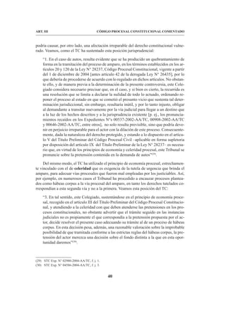 40
CÓDIGO PROCESAL CONSTITUCIONAL COMENTADO
ART. III
podría causar, por otro lado, una afectación irreparable del derecho constitucional vulne-
rado. Veamos, como el TC ha sustentado esta posición jurisprudencial:
“1. En el caso de autos, resulta evidente que se ha producido un quebrantamiento de
forma en la tramitación del proceso de amparo, en los términos establecidos en los ar-
tículos 20 y 120 de la Ley N° 28237, Código Procesal Constitucional, vigente a partir
del 1 de diciembre de 2004 [antes artículo 42 de la derogada Ley N° 26435], por lo
que debería de procederse de acuerdo con lo regulado en dichos artículos. No obstan-
te ello, y de manera previa a la determinación de la presente controversia, este Cole-
giado considera necesario precisar que, en el caso, y si bien es cierto, la recurrida es
una resolución que se limita a declarar la nulidad de todo lo actuado, ordenando re-
poner el proceso al estado en que se cometió el presunto vicio que sustenta tal deter-
minación jurisdiccional, sin embargo, resultaría inútil, y por lo tanto injusto, obligar
al demandante a transitar nuevamente por la vía judicial para llegar a un destino que
a la luz de los hechos descritos y a la jurisprudencia existente [p. ej., los pronuncia-
mientos recaídos en los Expedientes N°s 00537-2002-AA/TC, 00908-2002-AA/TC
y 00646-2002-AA/TC, entre otros], no solo resulta previsible, sino que podría deve-
nir en perjuicio irreparable para el actor con la dilación de este proceso. Consecuente-
mente, dada la naturaleza del derecho protegido, y estando a lo dispuesto en el artícu-
lo V del Título Preliminar del Código Procesal Civil –aplicable en forma supletoria
por disposición del artículo IX del Título Preliminar de la Ley N° 28237– es necesa-
rio que, en virtud de los principios de economía y celeridad procesal, este Tribunal se
pronuncie sobre la pretensión contenida en la demanda de autos”(29)
.
Del mismo modo, el TC ha utilizado el principio de economía procesal, estrechamen-
te vinculado con el de celeridad que es exigencia de la tutela de urgencia que brinda el
amparo, para adecuar vías procesales que fueron mal empleadas por los justiciables. Así,
por ejemplo, en numerosos casos el Tribunal ha procedido a encauzar procesos plantea-
dos como hábeas corpus a la vía procesal del amparo, en tanto los derechos tutelados co-
rrespondían a esta segunda vía y no a la primera. Veamos esta posición del TC:
“3. En tal sentido, este Colegiado, sustentándose en el principio de economía proce-
sal, recogido en el artículo III del Título Preliminar del Código Procesal Constitucio-
nal, y atendiendo a la celeridad con que deben atenderse las pretensiones en los pro-
cesos constitucionales, no obstante advertir que el trámite seguido en las instancias
judiciales no es propiamente el que correspondía a la pretensión propuesta por el ac-
tor, decide resolver el presente caso adecuando su trámite al de un proceso de hábeas
corpus. En esta decisión pesa, además, una razonable valoración sobre la improbable
posibilidad de que tramitada conforme a las estrictas reglas del hábeas corpus, la pre-
tensión del actor merezca una decisión sobre el fondo distinta a la que en esta opor-
tunidad daremos”(30)
.
(29) STC Exp. N° 02980-2004-AA/TC, f. j. 1.
(30) STC Exp. N° 04586-2004-AA/TC, f. j. 3.
 
