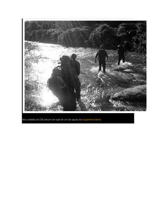 Dois soldados do COE descem de rapel de um dos águias do Grupamento Aéreo.
 