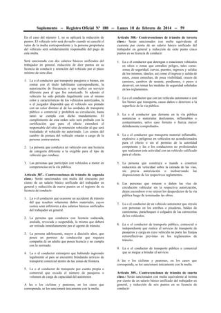 Suplemento -- Registro Oficial Nº 180 -- Lunes 10 de febrero de 2014 -- 59
En el caso del número 1, no se aplicará la reducción de
puntos. El vehículo solo será devuelto cuando se cancele el
valor de la multa correspondiente y la persona propietaria
del vehículo será solidariamente responsable del pago de
esta multa.
Será sancionado con dos salarios básicos unificados del
trabajador en general, reducción de diez puntos en su
licencia de conducir y retención del vehículo por el plazo
mínimo de siete días:
1. La o el conductor que transporte pasajeros o bienes, sin
contar con el título habilitante correspondiente, la
autorización de frecuencia o que realice un servicio
diferente para el que fue autorizado. Si además el
vehículo ha sido pintado ilegalmente con el mismo
color y características de los vehículos autorizados, la
o el juzgador dispondrá que el vehículo sea pintado
con un color distinto al de las unidades de transporte
público o comercial y prohibirá su circulación, hasta
tanto se cumpla con dicho mandamiento. El
cumplimiento de esta orden solo será probado con la
certificación que para el efecto extenderá el
responsable del sitio de retención vehicular al que será
trasladado el vehículo no autorizado. Los costos del
cambio de pintura del vehículo estarán a cargo de la
persona contraventora.
2. La persona que conduzca un vehículo con una licencia
de categoría diferente a la exigible para el tipo de
vehículo que conduce.
3. Las personas que participen con vehículos a motor en
competencias en la vía pública.
Artículo 387.- Contravenciones de tránsito de segunda
clase.- Serán sancionados con multa del cincuenta por
ciento de un salario básico unificado del trabajador en
general y reducción de nueve puntos en el registro de su
licencia de conducir:
1. La o el conductor que ocasione un accidente de tránsito
del que resulten solamente daños materiales, cuyos
costos sean inferiores a dos salarios básicos unificados
del trabajador en general.
2. La persona que conduzca con licencia caducada,
anulada, revocada o suspendida, la misma que deberá
ser retirada inmediatamente por el agente de tránsito.
3. La persona adolescente, mayor a dieciséis años, que
posea un permiso de conducción que requiera
compañía de un adulto que posea licencia y no cumpla
con lo normado.
4. La o el conductor extranjero que habiendo ingresado
legalmente al país se encuentre brindando servicio de
transporte comercial dentro de las zonas de frontera.
5. La o el conductor de transporte por cuenta propia o
comercial que exceda el número de pasajeros o
volumen de carga de capacidad del automotor.
A las o los ciclistas y peatones, en los casos que
corresponda, se los sancionará únicamente con la multa.
Artículo 388.- Contravenciones de tránsito de tercera
clase.- Serán sancionados con multa equivalente al
cuarenta por ciento de un salario básico unificado del
trabajador en general y reducción de siete punto cinco
puntos en su licencia de conducir:
1. La o el conductor que detengan o estacionen vehículos
en sitios o zonas que entrañen peligro, tales como:
zonas de seguridad, curvas, puentes, ingresos y salidas
de los mismos, túneles, así como el ingreso y salida de
estos, zonas estrechas, de poca visibilidad, cruces de
caminos, cambios de rasante, pendientes, o pasos a
desnivel, sin tomar las medidas de seguridad señaladas
en los reglamentos.
2. La o el conductor que con un vehículo automotor o con
los bienes que transporta, cause daños o deterioro a la
superficie de la vía pública.
3. La o el conductor que derrame en la vía pública
sustancias o materiales deslizantes, inflamables o
contaminantes, salvo caso fortuito o fuerza mayor
debidamente comprobados.
4. La o el conductor que transporte material inflamable,
explosivo o peligroso en vehículos no acondicionados
para el efecto o sin el permiso de la autoridad
competente y las o los conductores no profesionales
que realizaren esta actividad con un vehículo calificado
para el efecto.
5. La persona que construya o mande a construir
reductores de velocidad sobre la calzada de las vías,
sin previa autorización o inobservando las
disposiciones de los respectivos reglamentos.
6. Las personas que roturen o dañen las vías de
circulación vehicular sin la respectiva autorización,
dejen escombros o no retiren los desperdicios de la vía
pública luego de terminadas las obras.
7. La o el conductor de un vehículo automotor que circule
con personas en los estribos o pisaderas, baldes de
camionetas, parachoques o colgados de las carrocerías
de los vehículos.
8. La o el conductor de transporte público, comercial o
independiente que realice el servicio de transporte de
pasajeros y carga en cuyo vehículo no porte las franjas
retroreflectivas previstas en los reglamentos de
tránsito.
9. La o el conductor de transporte público o comercial
que se niegue a brindar el servicio.
A las o los ciclistas y peatones, en los casos que
corresponda, se los sancionará únicamente con la multa.
Artículo 389.- Contravenciones de tránsito de cuarta
clase.- Serán sancionados con multa equivalente al treinta
por ciento de un salario básico unificado del trabajador en
general, y reducción de seis puntos en su licencia de
conducir:
 