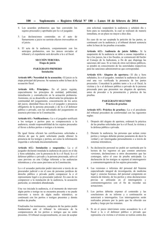 100

--

Suplemento -- Registro Oficial Nº 180 -- Lunes 10 de febrero de 2014

4. Los acuerdos probatorios que han convenido los
sujetos procesales y aprobados por la o el juzgador.
5. Las declaraciones contenidas en el auto de
llamamiento a juicio no surtirán efectos irrevocables en
el juicio.
6. El acta de la audiencia, conjuntamente con los
anticipos probatorios, son los únicos enviados al
tribunal y el expediente será devuelto a la o al fiscal.
SECCIÓN TERCERA
Etapa de juicio
PARÁGRAFO PRIMERO
Instalación
Artículo 609.- Necesidad de la acusación.- El juicio es la
etapa principal del proceso. Se sustancia sobre la base de la
acusación fiscal.
Artículo 610.- Principios.- En el juicio regirán,
especialmente los principios de oralidad, publicidad,
inmediación y contradicción en la actuación probatoria.
Asimismo, en su desarrollo se observarán los principios de
continuidad del juzgamiento, concentración de los actos
del juicio, identidad física de la o el juzgador y presencia
obligatoria de la persona procesada y de la o el defensor
público o privado, con las salvedades del juzgamiento en
ausencia previstas en la Constitución.

esta solicitud, suspenderá la audiencia y señalará día y
hora para su reanudación, la cual se realizará de manera
inmediata, en un plazo no mayor a diez días.
En caso de no ser aceptada la petición de las partes, se
continuará con la audiencia y el tribunal dictará sentencia
sobre la base de las pruebas evacuadas.
Artículo 613.- Audiencia de juicio fallida.- Si la
suspensión de la audiencia se debe a causas imputables a
las o los jueces, las o los fiscales, se comunicará del hecho
al Consejo de la Judicatura, a fin de que disponga las
sanciones del caso. Si se trata de otros servidores públicos,
se pondrá en conocimiento de las autoridades respectivas
para las sanciones administrativas que correspondan.
Artículo 614.- Alegatos de apertura.- El día y hora
señalados, la o el juzgador, instalará la audiencia de juicio
oral una vez verificada la presencia de las partes
procesales. Concederá la palabra tanto a la o al fiscal, la
víctima y la o al defensor público o privado de la persona
procesada para que presenten sus alegatos de apertura,
antes de proceder a la presentación y práctica de las
pruebas.
PARÁGRAFO SEGUNDO
Práctica de pruebas
Artículo 615.- Práctica de pruebas.- La o el presidente
del tribunal procederá de conformidad con las siguientes
reglas:

Artículo 611.- Notificaciones.- La o el juzgador notificará
a los testigos o peritos para su comparecencia a la
audiencia, siendo responsabilidad de los sujetos procesales
el llevar a dichos peritos o testigos a la misma.

1. Después del alegato de apertura, ordenará la práctica
de las pruebas solicitadas por la o el fiscal, la víctima y
la defensa pública o privada.

De igual forma oficiará las certificaciones solicitadas a
efectos de que la parte solicitante pueda obtener la
presencia de los testigos y peritos, así como la información
requerida o solicitada documentalmente.

2. Durante la audiencia, las personas que actúan como
peritos y testigos deberán prestar juramento de decir la
verdad y ser interrogadas personalmente o a través de
sistemas telemáticos.

Artículo 612.- Instalación y suspensión.- La o el
juzgador declarará instalada la audiencia de juicio en el día
y hora señalados, con la presencia de la o el fiscal, la o el
defensor público o privado y la persona procesada, salvo el
caso previsto en este Código referente a las audiencias
telemáticas y a los casos previstos en la Constitución.

3. Su declaración personal no podrá ser sustituida por la
lectura de los registros en que consten anteriores
versiones, declaraciones u otros documentos que las
contengan, salvo el caso de prueba anticipada. La
declaración de los testigos se sujetará al interrogatorio
y contrainterrogatorio de los sujetos procesales.

La o el acusador particular podrá intervenir a través de un
procurador judicial o en el caso de personas jurídicas de
derecho público o privado podrá comparecer la o el
representante legal o su procurador judicial. En caso de no
comparecer a la instalación de la audiencia, la acusación
particular, se entenderá abandonada.

4. Las versiones e informes del personal del Sistema
especializado integral de investigación, de medicina
legal y ciencias forenses, del personal competente en
materia de tránsito, de los peritos y otras declaraciones
previas se utilizarán en el interrogatorio y
contrainterrogatorios con el fin de recordar sus
actuaciones.

Una vez iniciada la audiencia, si al momento de intervenir
algún perito o testigo no se encuentra presente o no puede
intervenir a través de algún medio telemático, se
continuará con los peritos o testigos presentes y demás
medios de prueba.
Finalizados los testimonios, cualquiera de las partes podrá
fundamentar ante el tribunal la relevancia de la
comparecencia de los peritos o testigos que no están
presentes. El tribunal excepcionalmente, en caso de aceptar

5. Los peritos deberán exponer el contenido y las
conclusiones de su informe y a continuación se
autorizará a interrogarlos. Los interrogatorios serán
realizados primero por la parte que ha ofrecido esa
prueba y luego por las restantes.
6. Si en el juicio intervienen como acusadores la o el
fiscal y la o el defensor público o privado que
representa a la víctima o el mismo se realiza contra dos

 